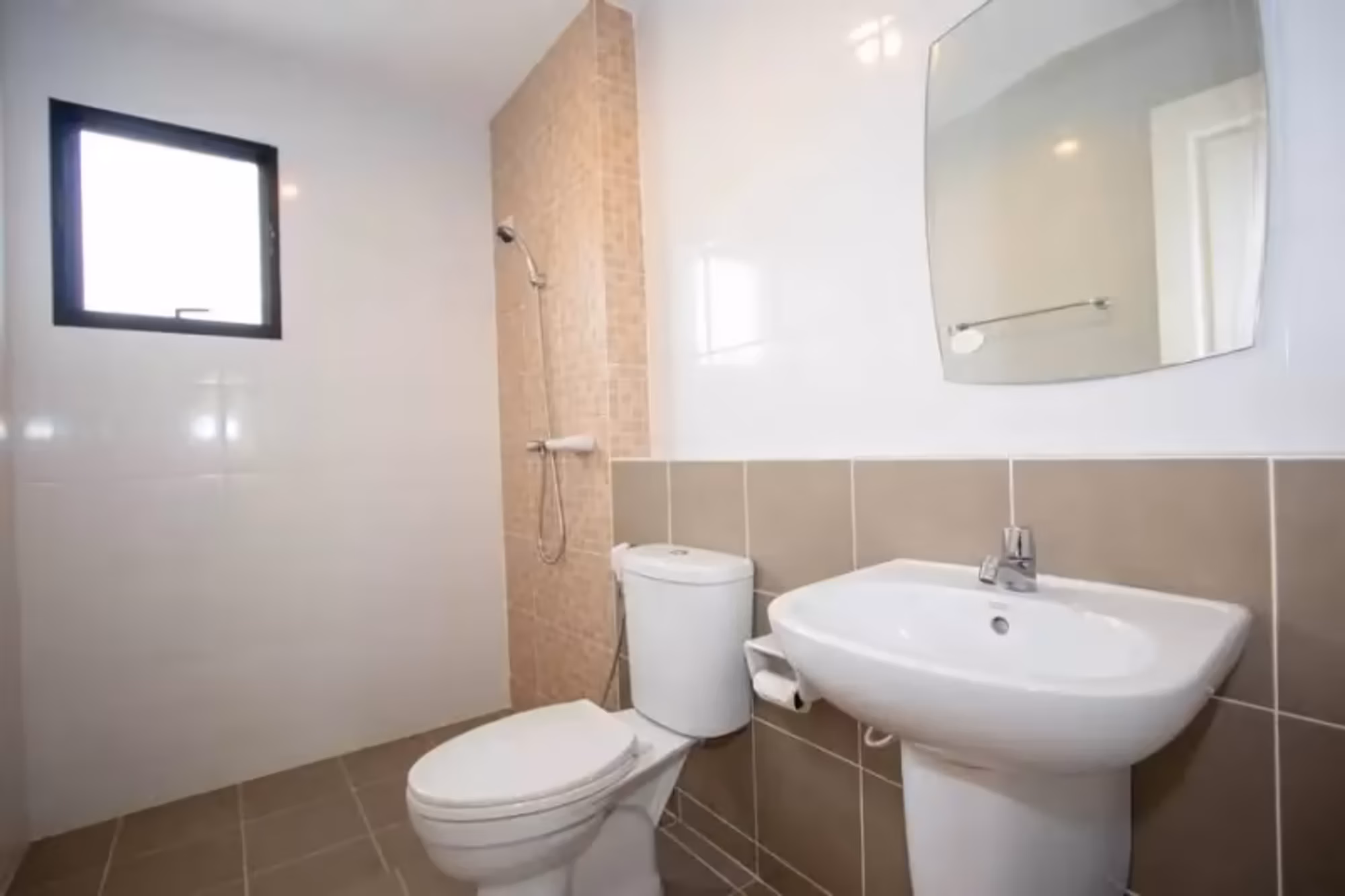 4 Bedroom House - Image 11