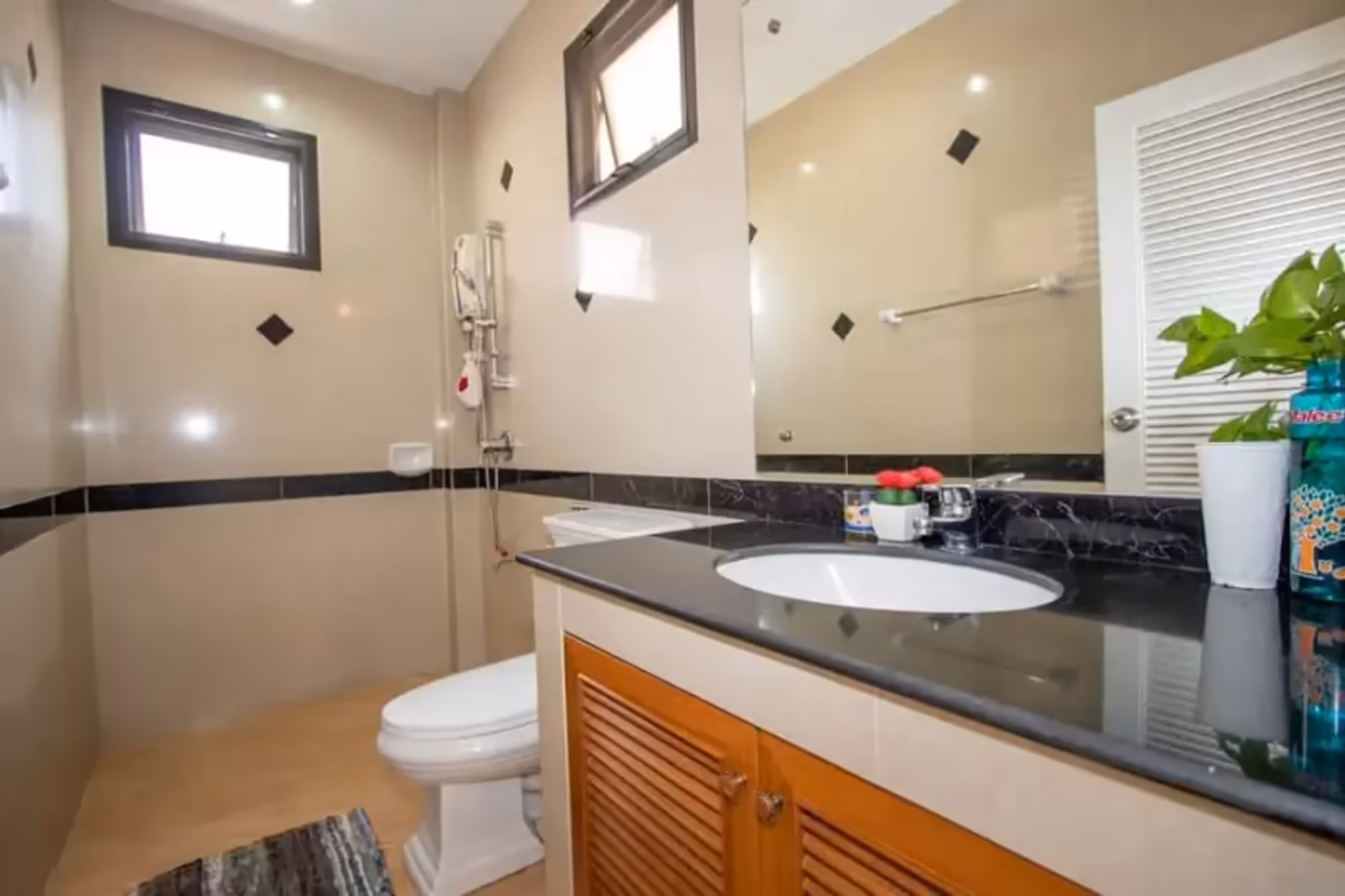 4 Bedroom House - Image 11