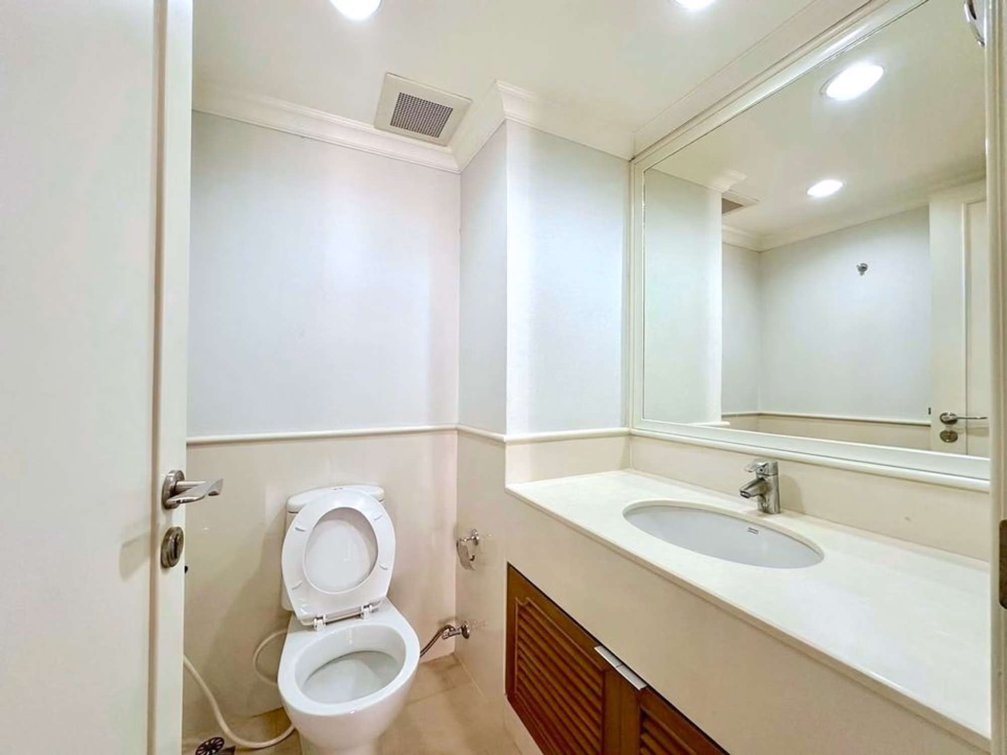 2 Bed Condo for Rent in Pathum Wan - Image 4