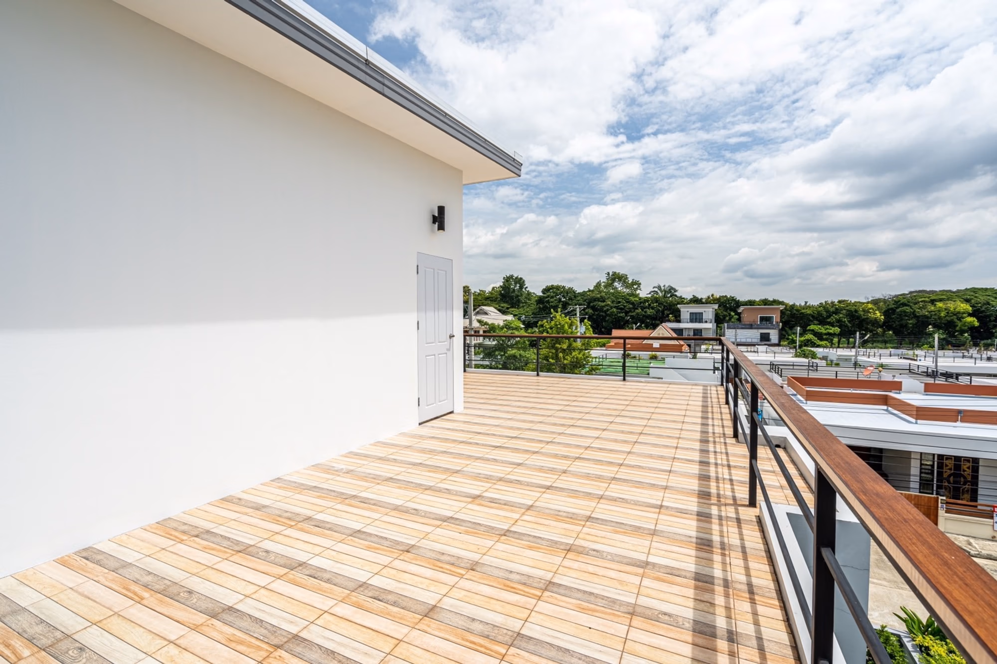 6 Bed House for Rent in Mueang Chiang Mai - Image 7