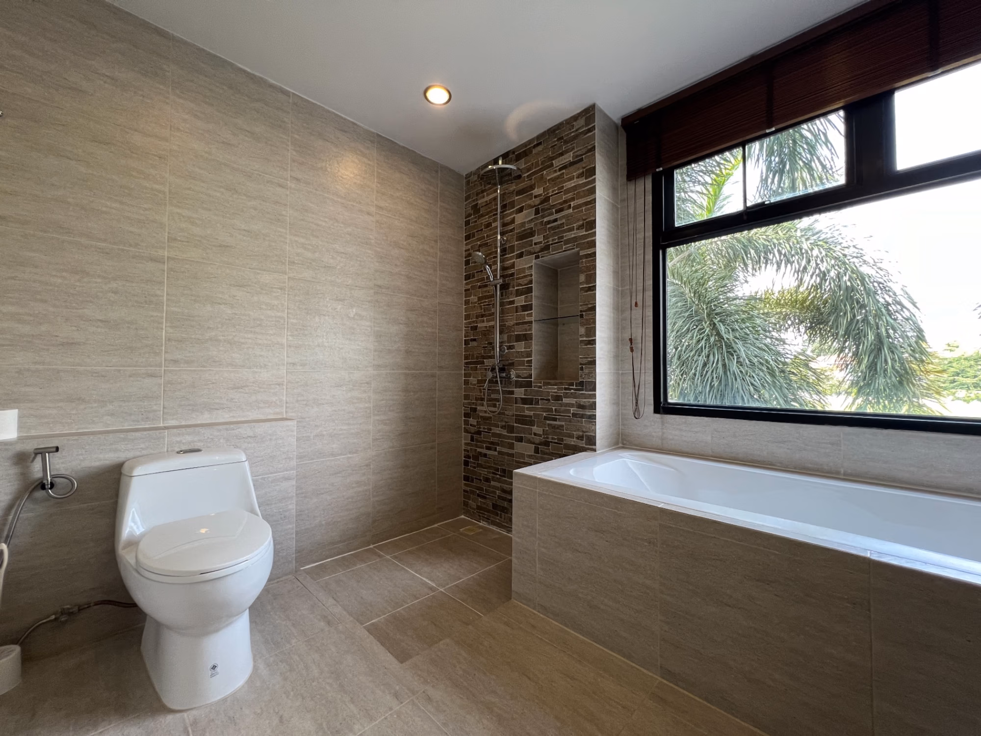 5 Bed House for Sale in Hang Dong - Image 14