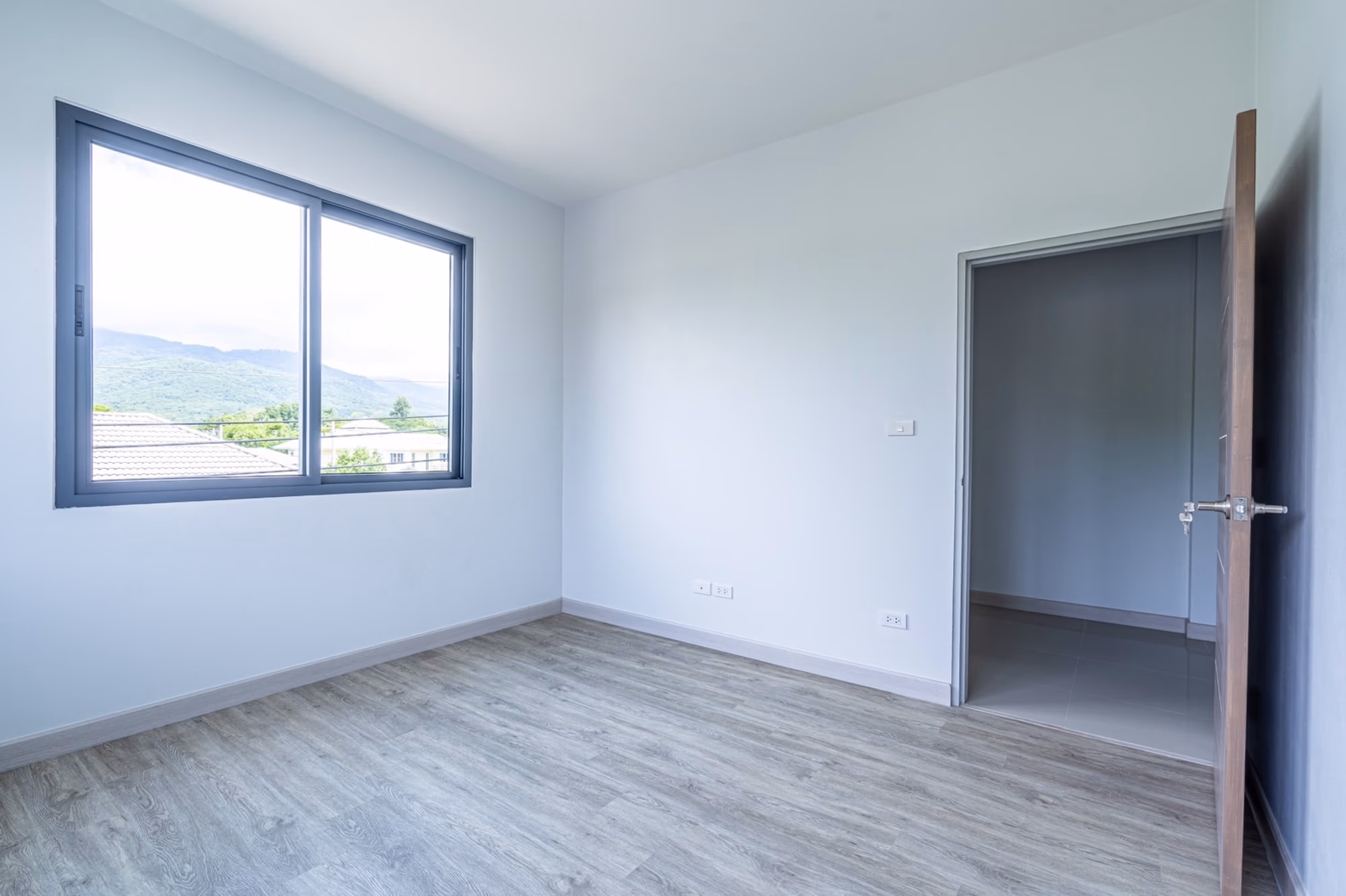 6 Bed House for Rent in Mueang Chiang Mai - Image 4