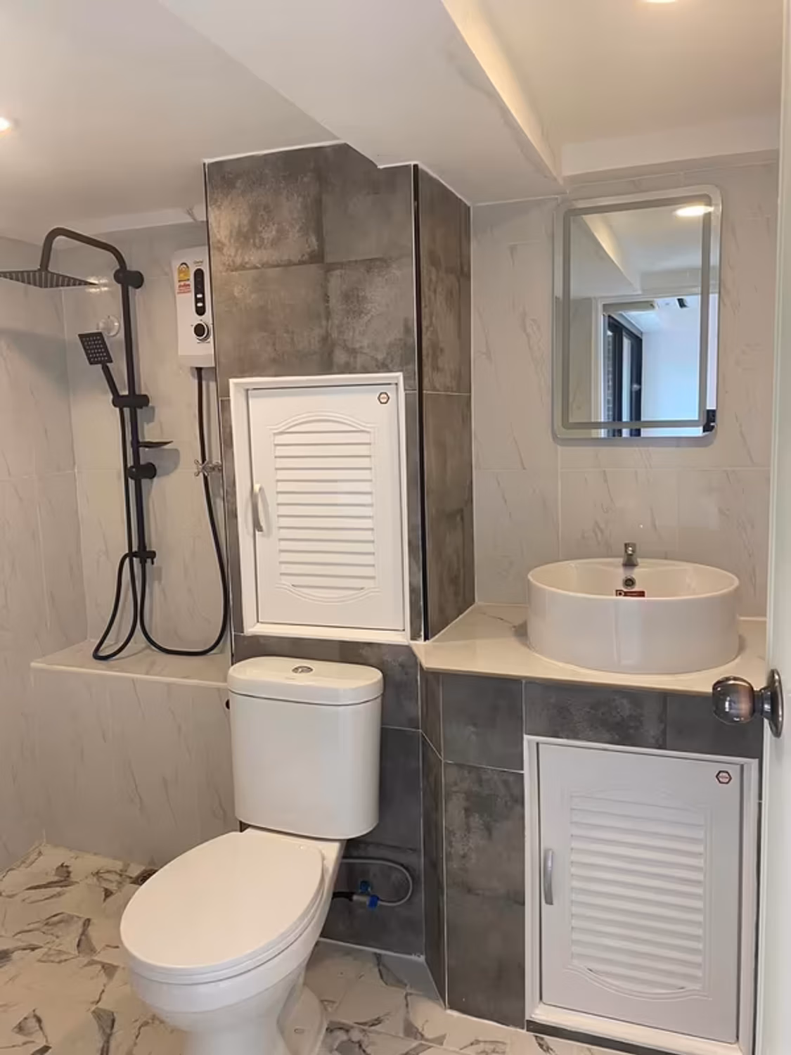 Beautiful condo with furniture behind Bangkok Hospital - Image 7
