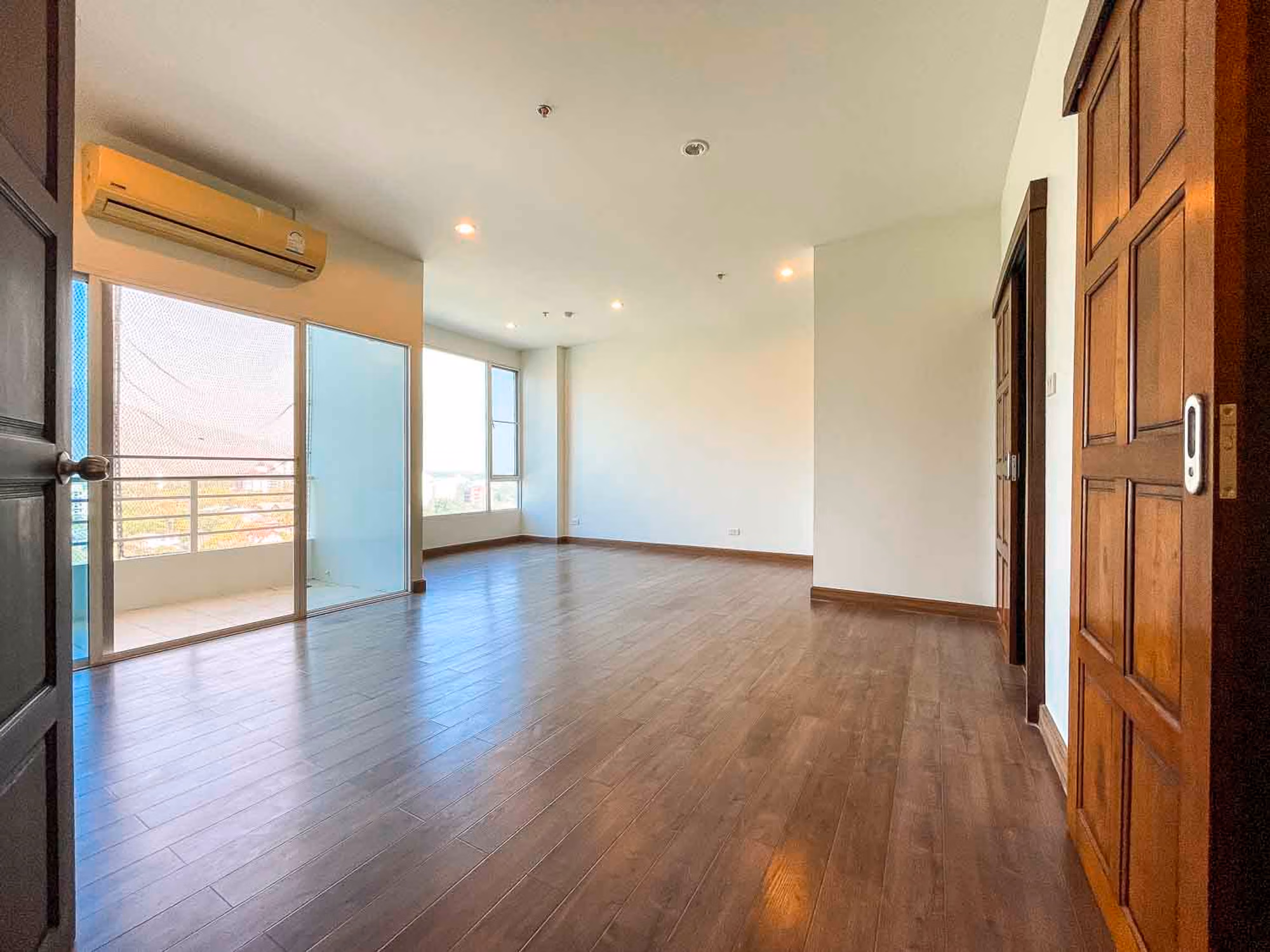 Unfurnished 4 Bed Condo w. Stunning Mountain View for Sale - Image 6