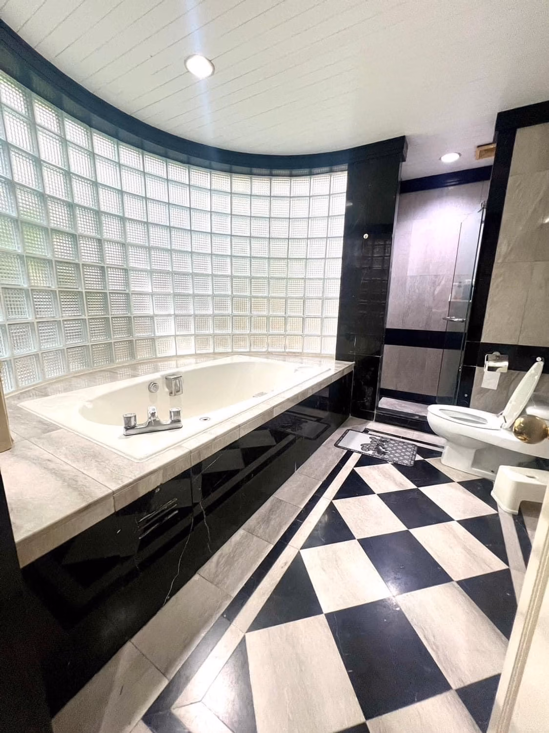 2 Bed Condo for Sale in Pathum Wan - Image 4