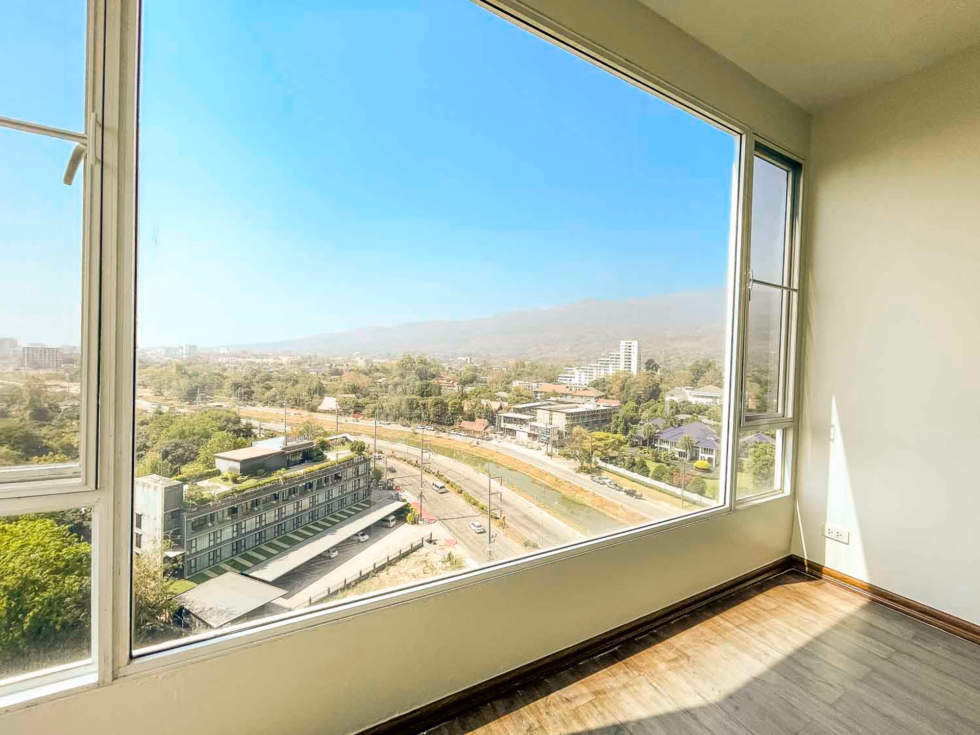Unfurnished 4 Bed Condo w. Stunning Mountain View for Sale - Image 20