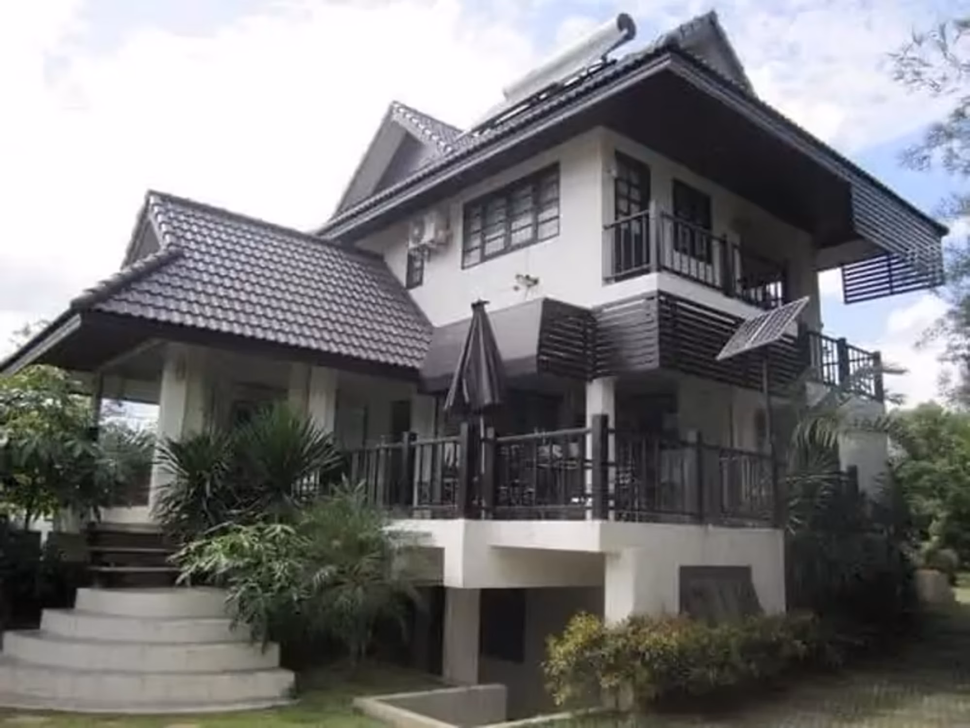 7 Bedroom House - Image 3