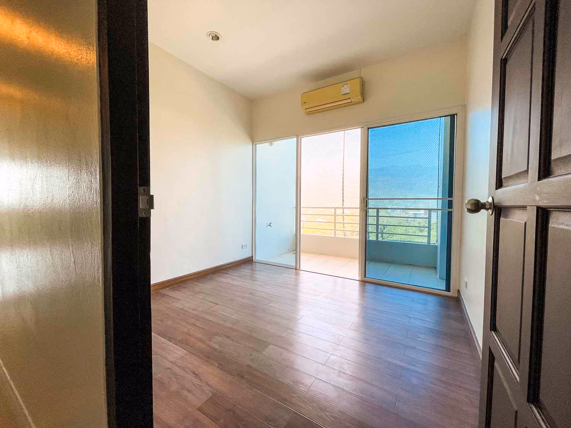 Unfurnished 4 Bed Condo w. Stunning Mountain View for Sale - Image 13