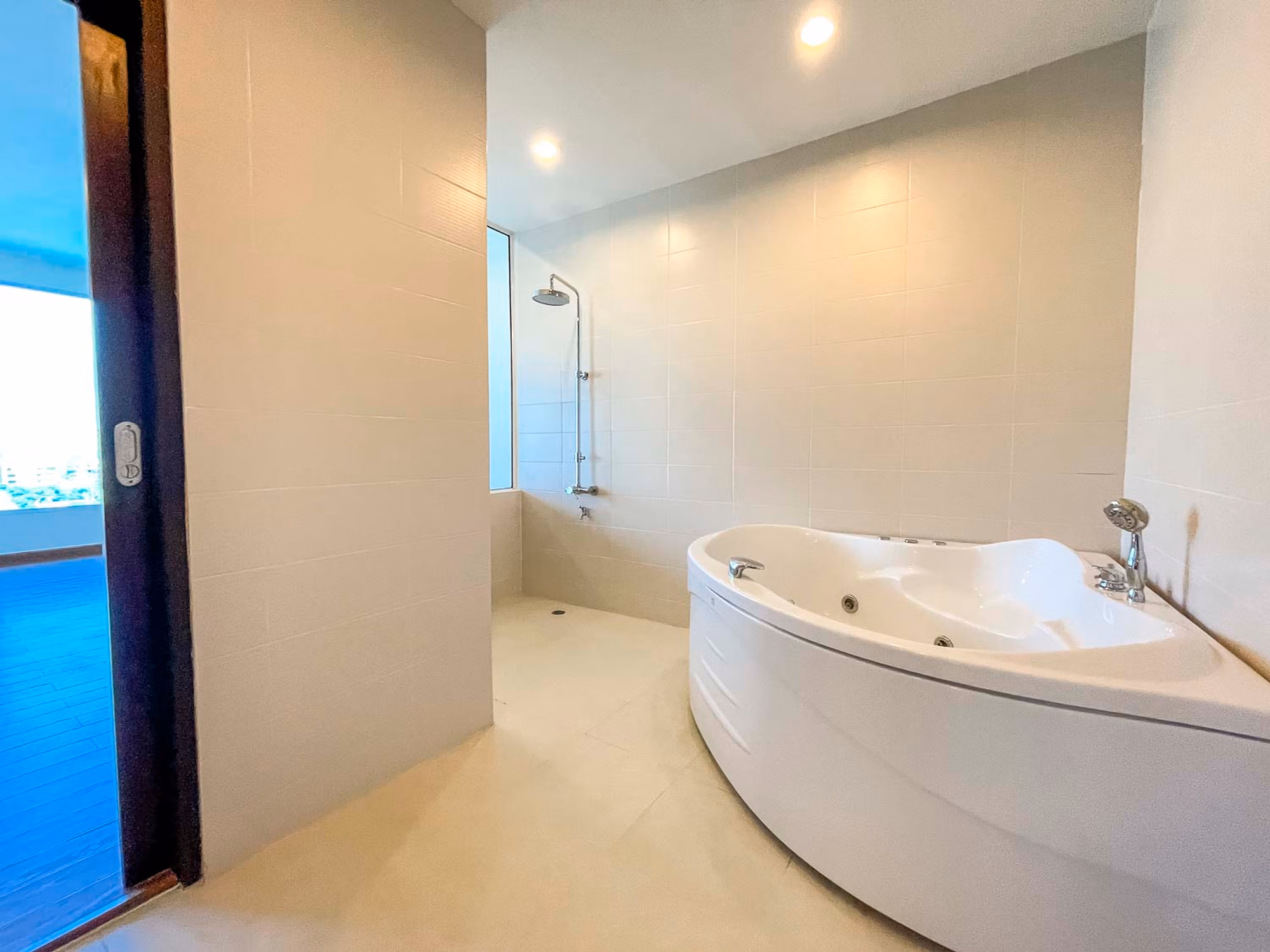 Unfurnished 4 Bed Condo w. Stunning Mountain View for Sale - Image 16