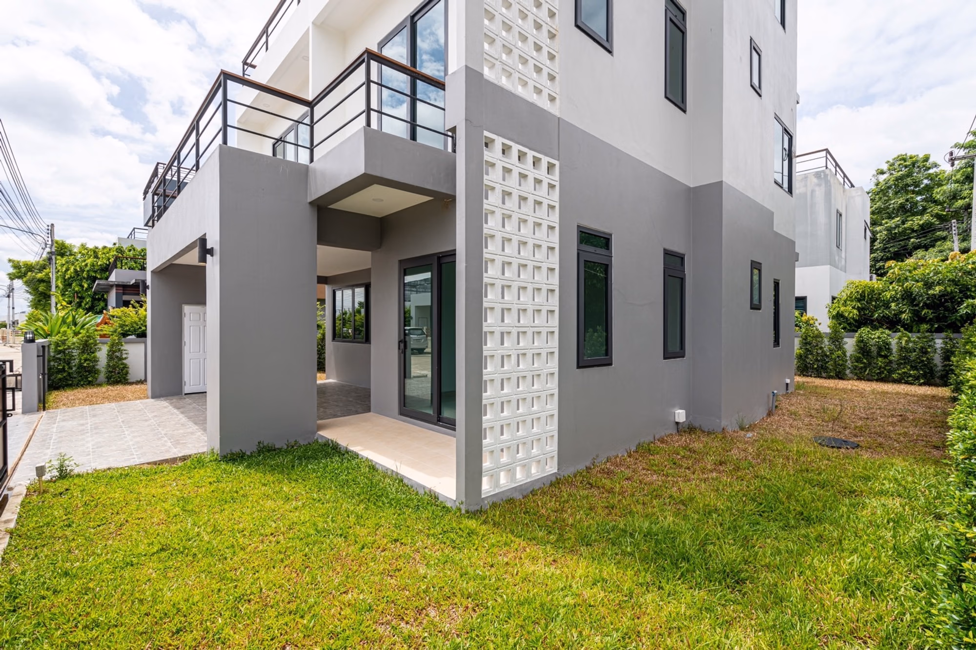 6 Bed House for Rent in Mueang Chiang Mai - Image 2