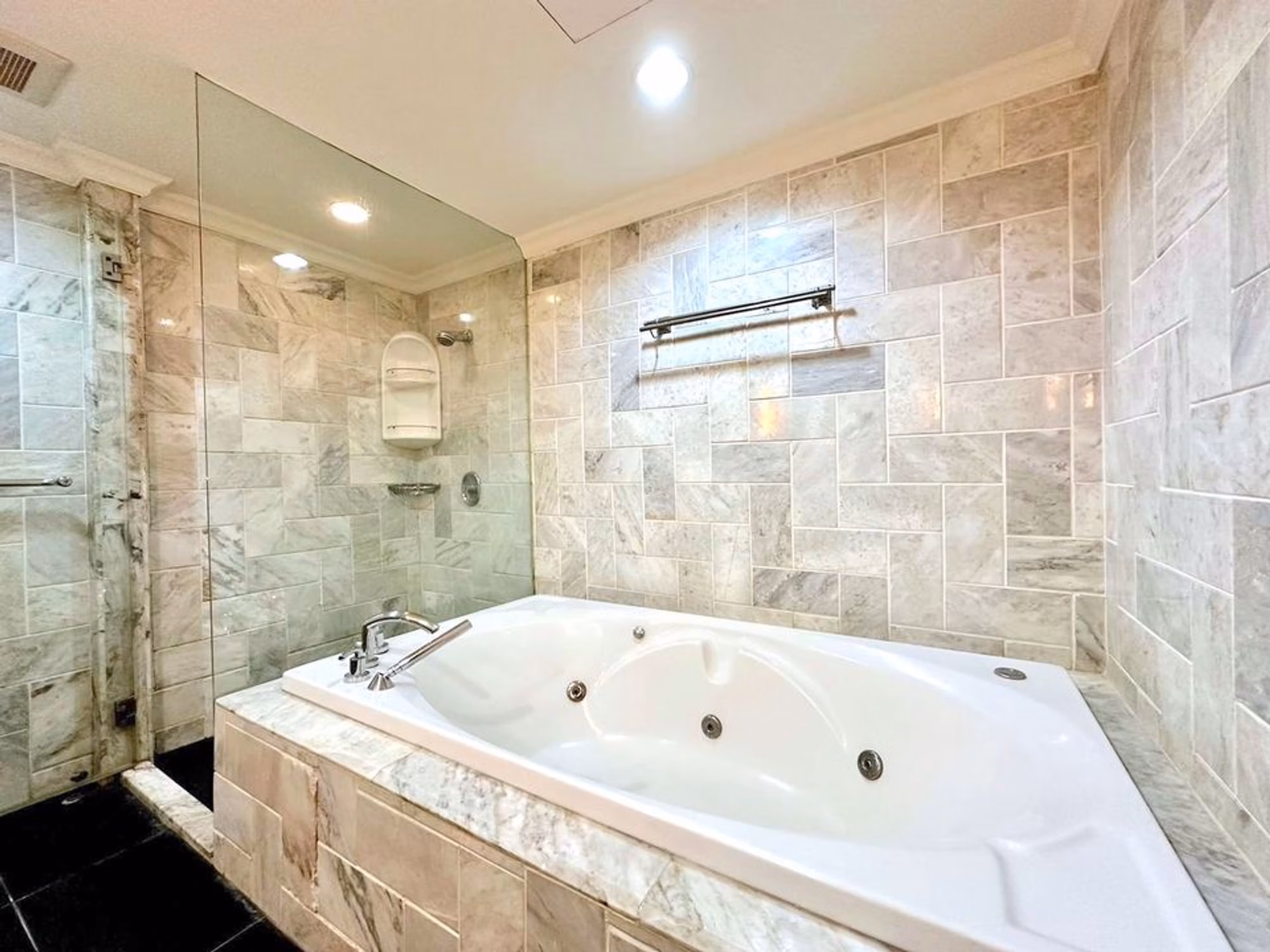 2 Bed Condo for Rent in Pathum Wan - Image 6