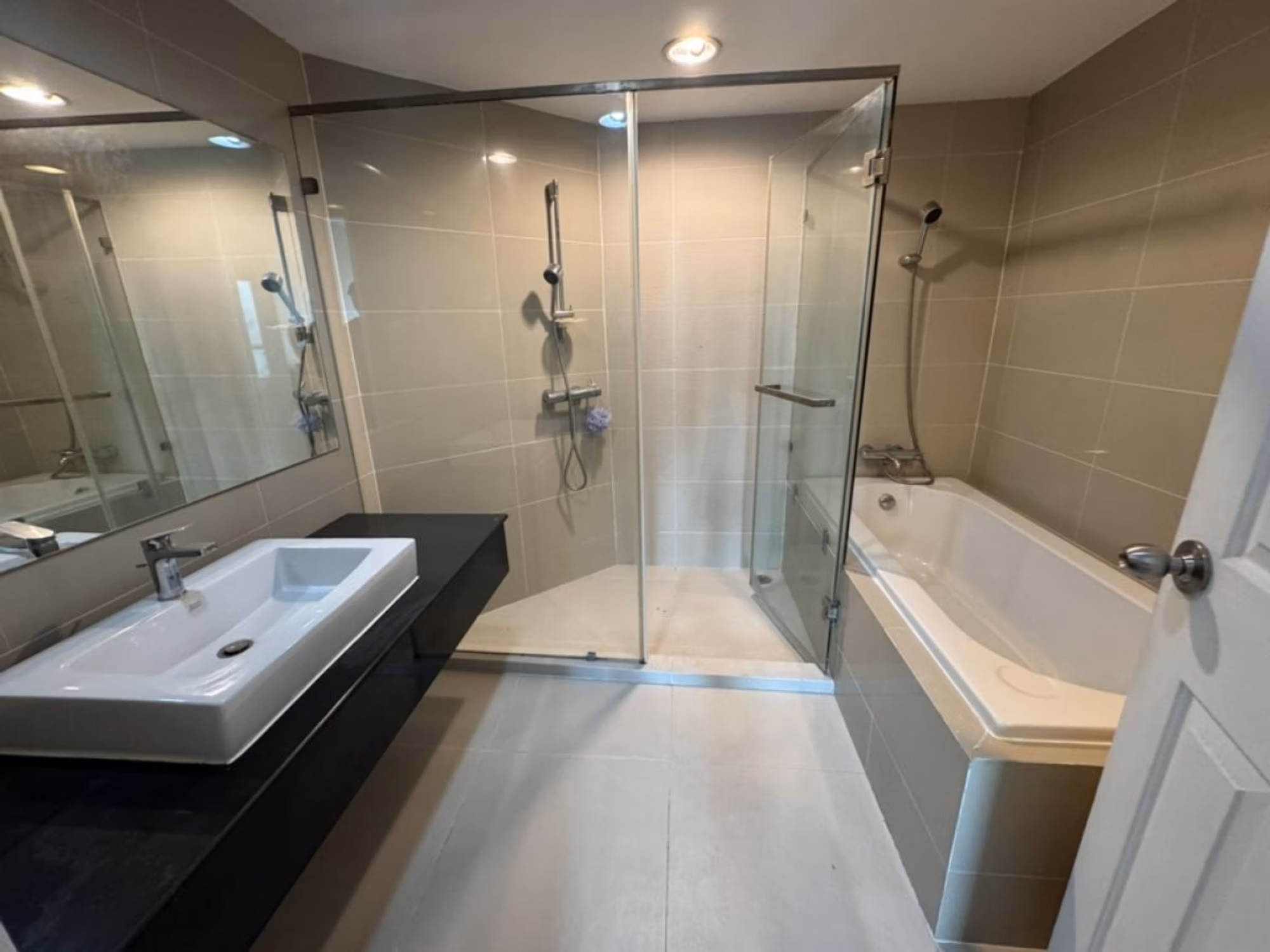 2 Bed Condo for Rent in Huai Khwang - Image 8