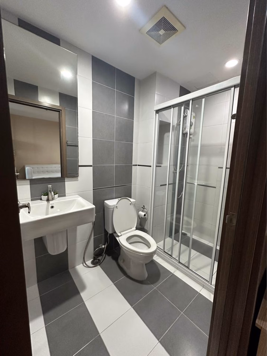 1 Bedroom Condo - Image 4