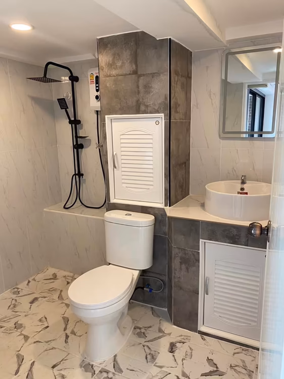Beautiful condo with furniture behind Bangkok Hospital - Image 5