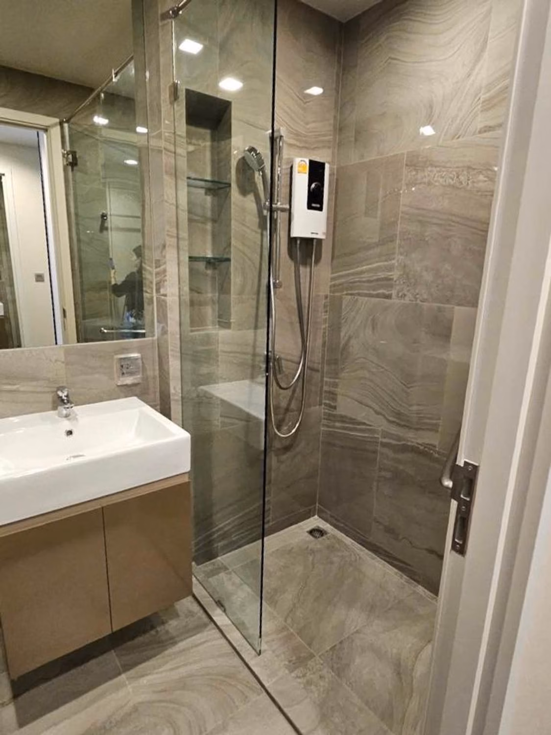 2 Bed Condo for Rent in Khlong Toei - Image 10