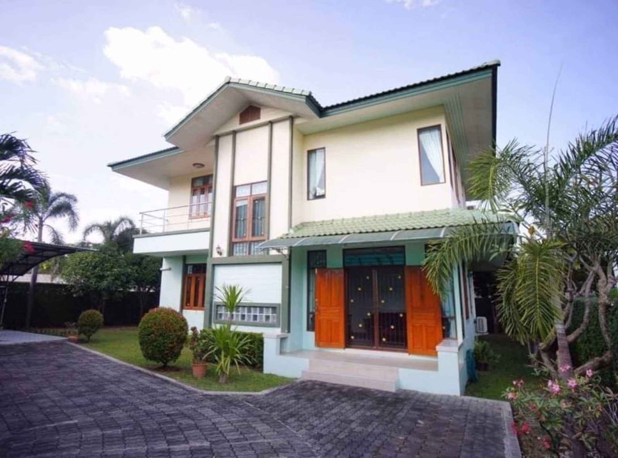 4 Bed House for Rent in Mueang Chiang Mai - Image 1