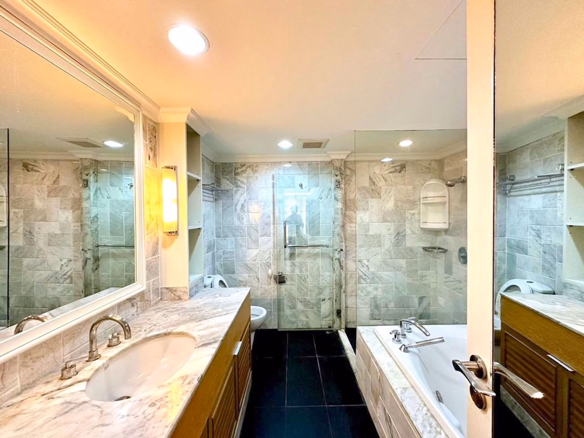 2 Bed Condo for Rent in Pathum Wan - Image 5