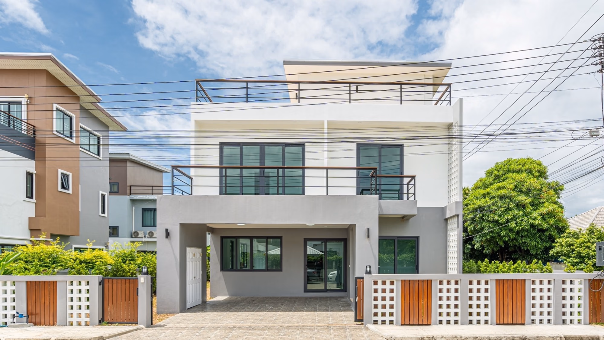 6 Bed House for Rent in Mueang Chiang Mai - Image 1