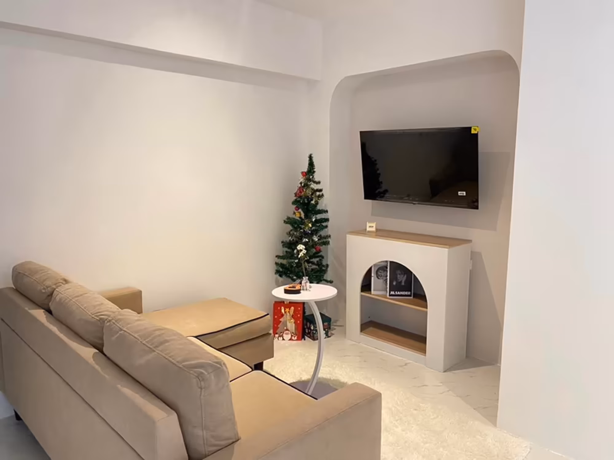 Beautiful condo with furniture behind Bangkok Hospital - Image 1