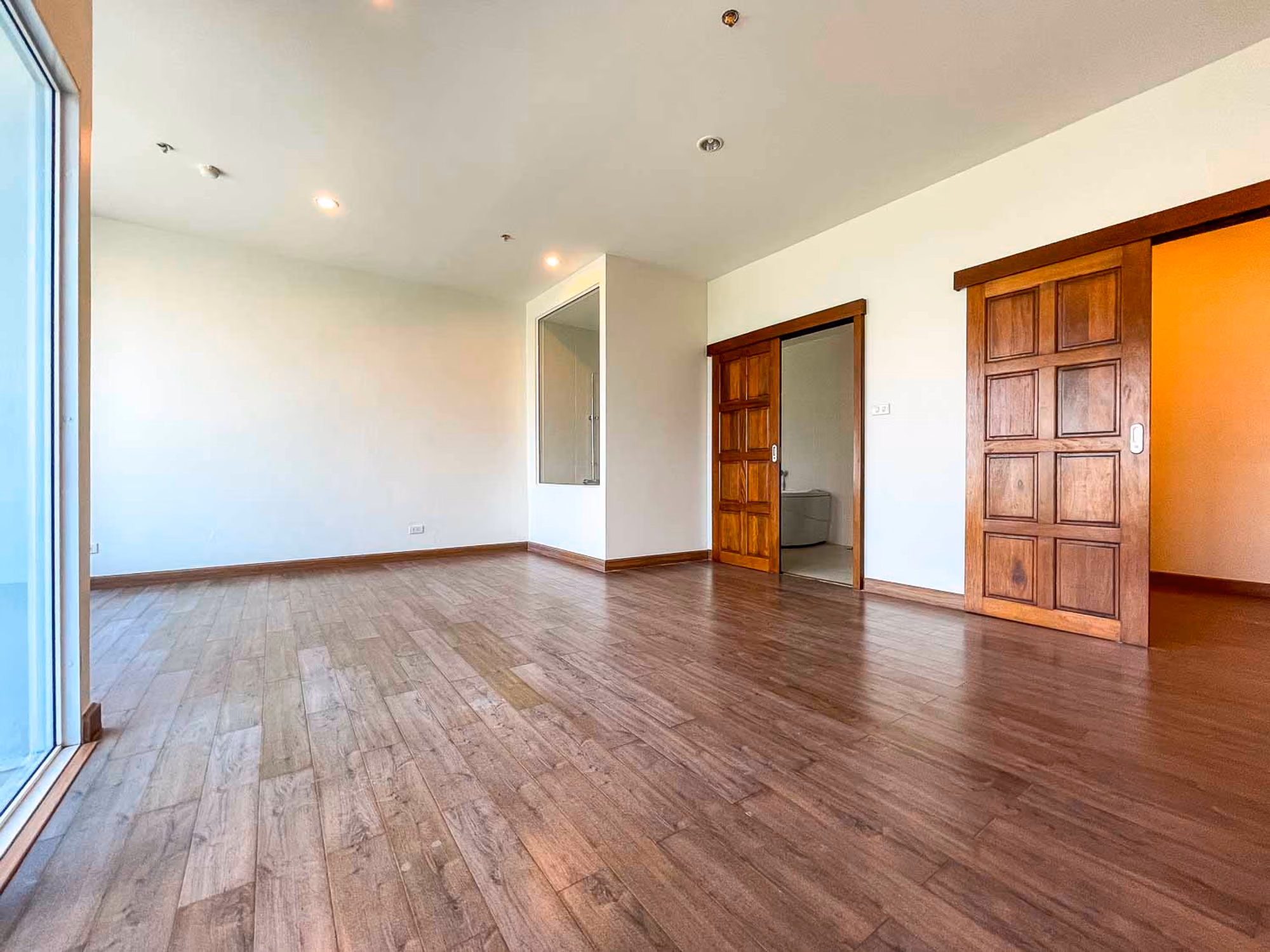 Unfurnished 4 Bed Condo w. Stunning Mountain View for Sale - Image 23