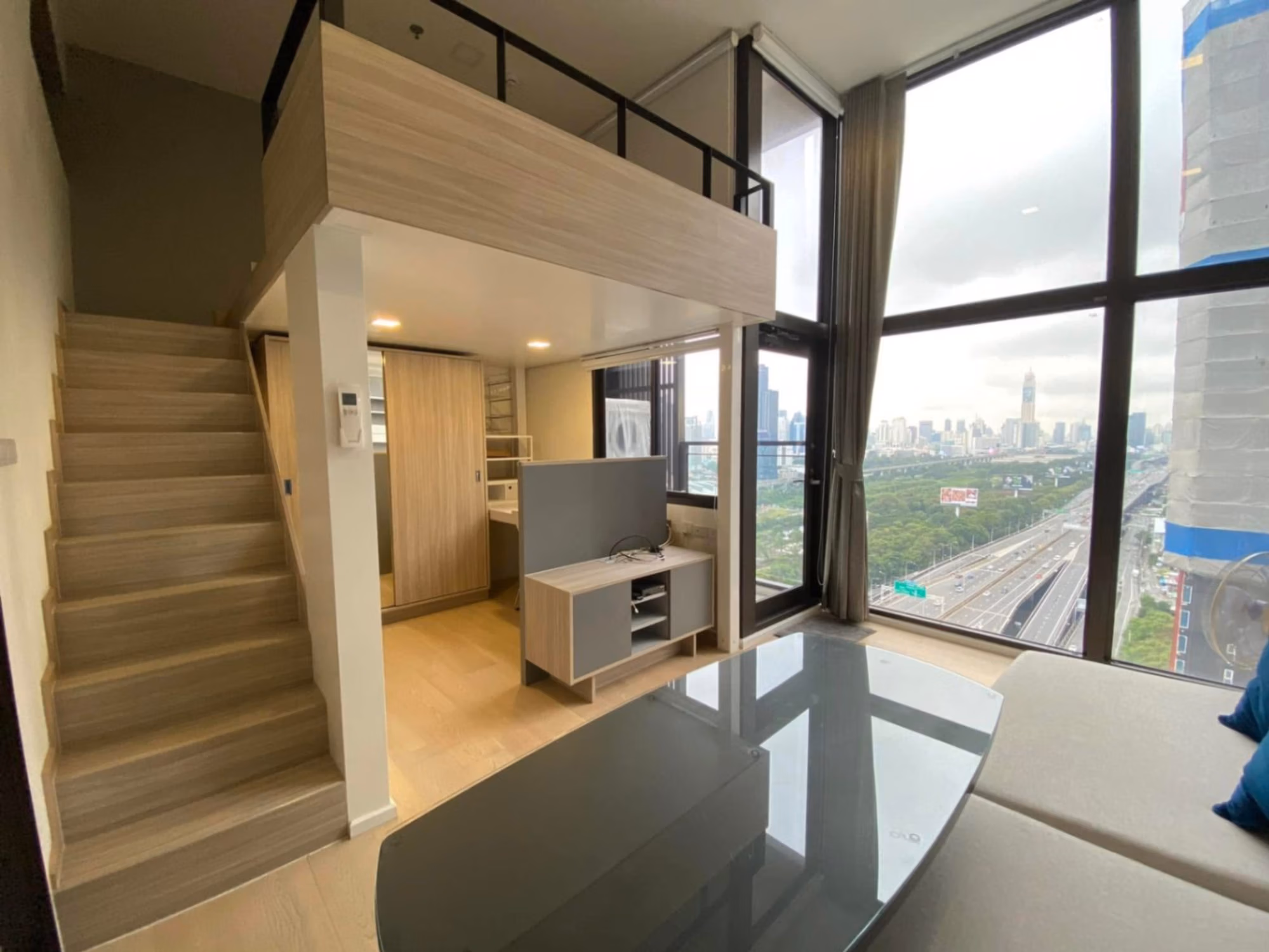 1 Bed Condo for Sale in Ratchathewi - Image 1