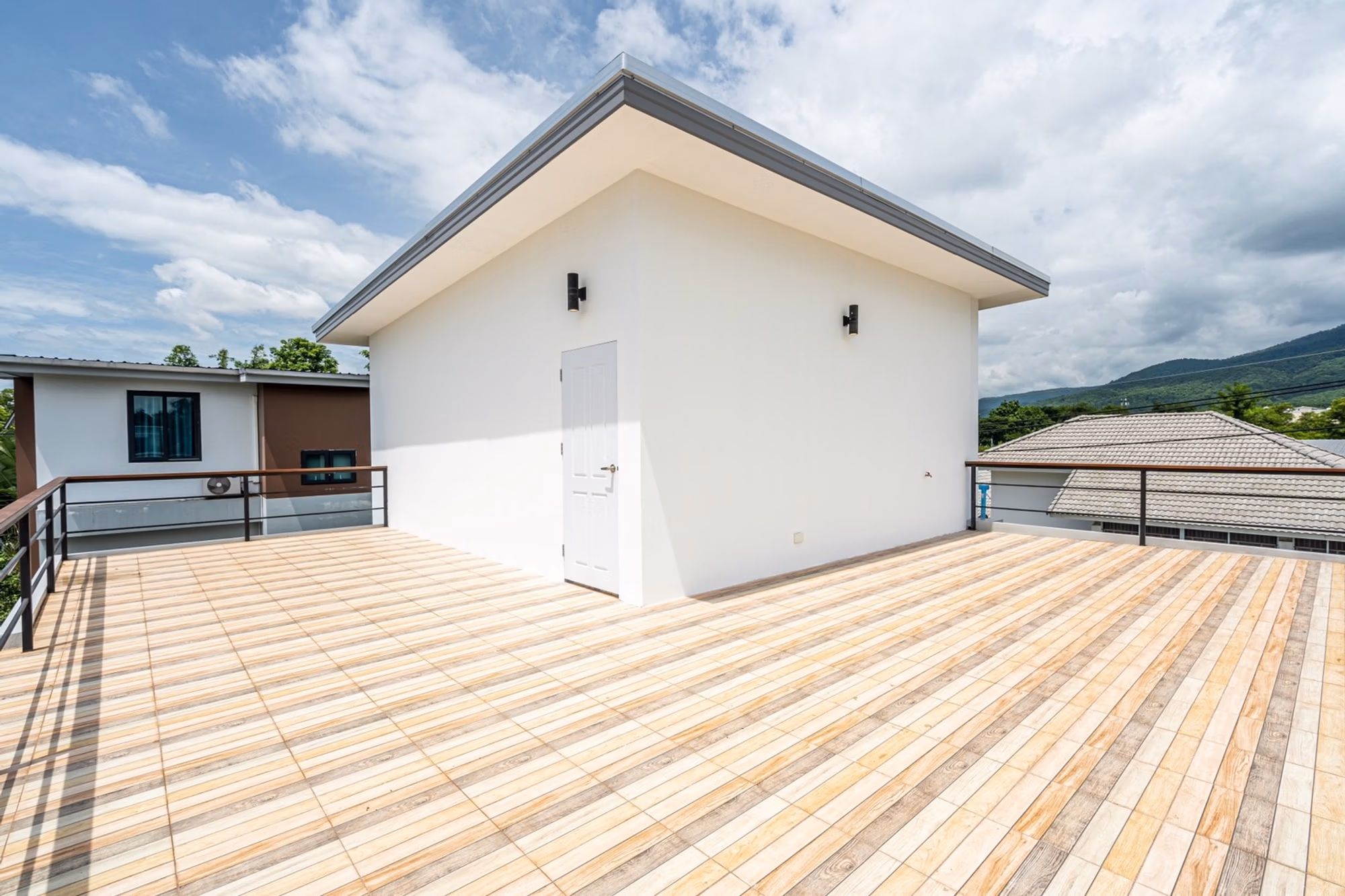 6 Bed House for Rent in Mueang Chiang Mai - Image 6