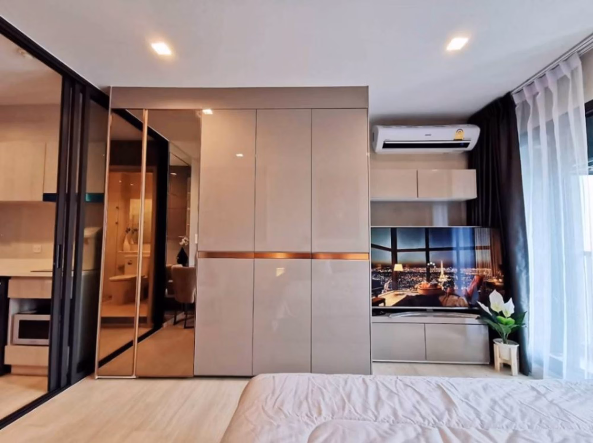 Studio Condo for Rent  Near Phloen Chit BTS - Image 5
