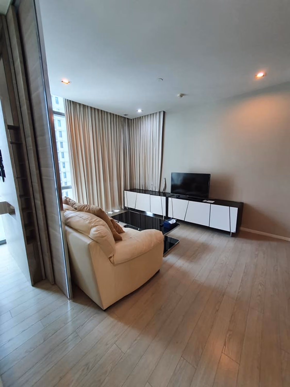 The Room Sukhumvit 21 - Image 1