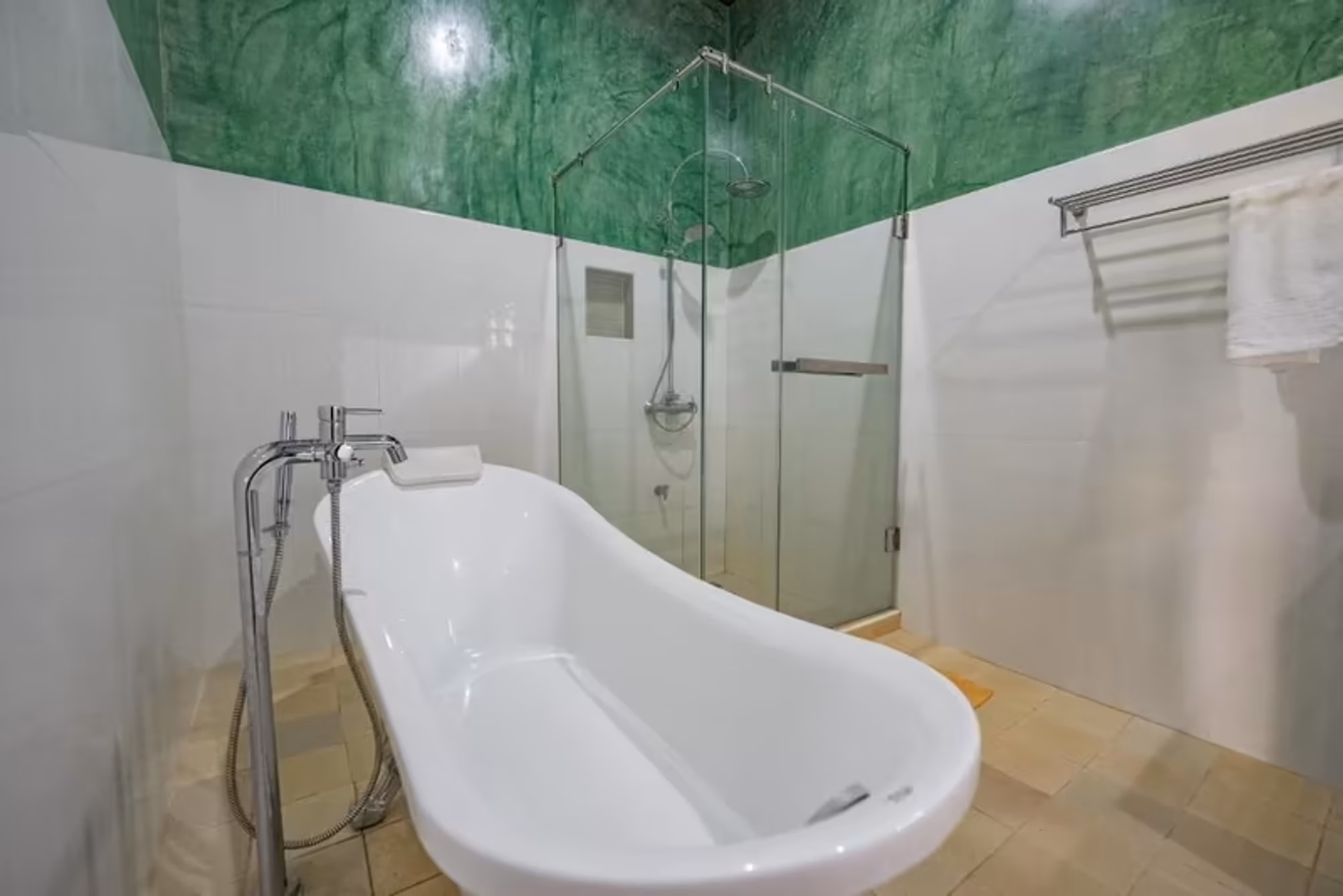 25 Bedroom Commercial - Image 12