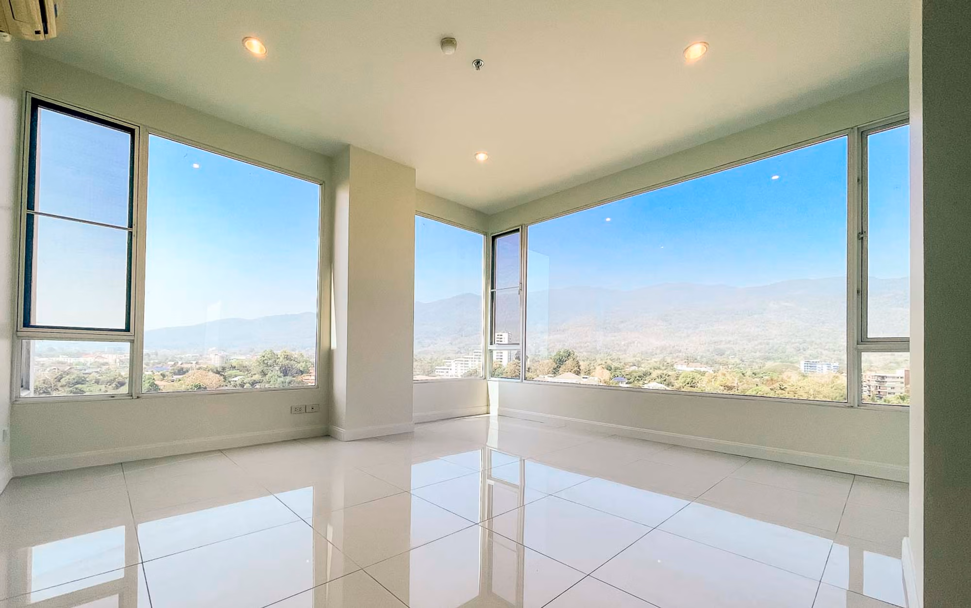 Unfurnished 4 Bed Condo w. Stunning Mountain View for Sale - Image 1