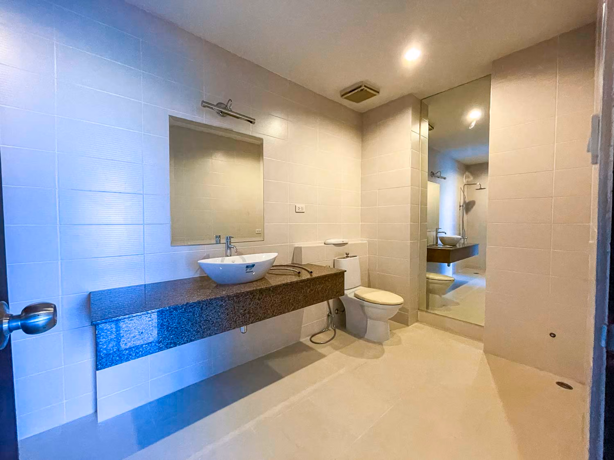 Unfurnished 4 Bed Condo w. Stunning Mountain View for Sale - Image 9