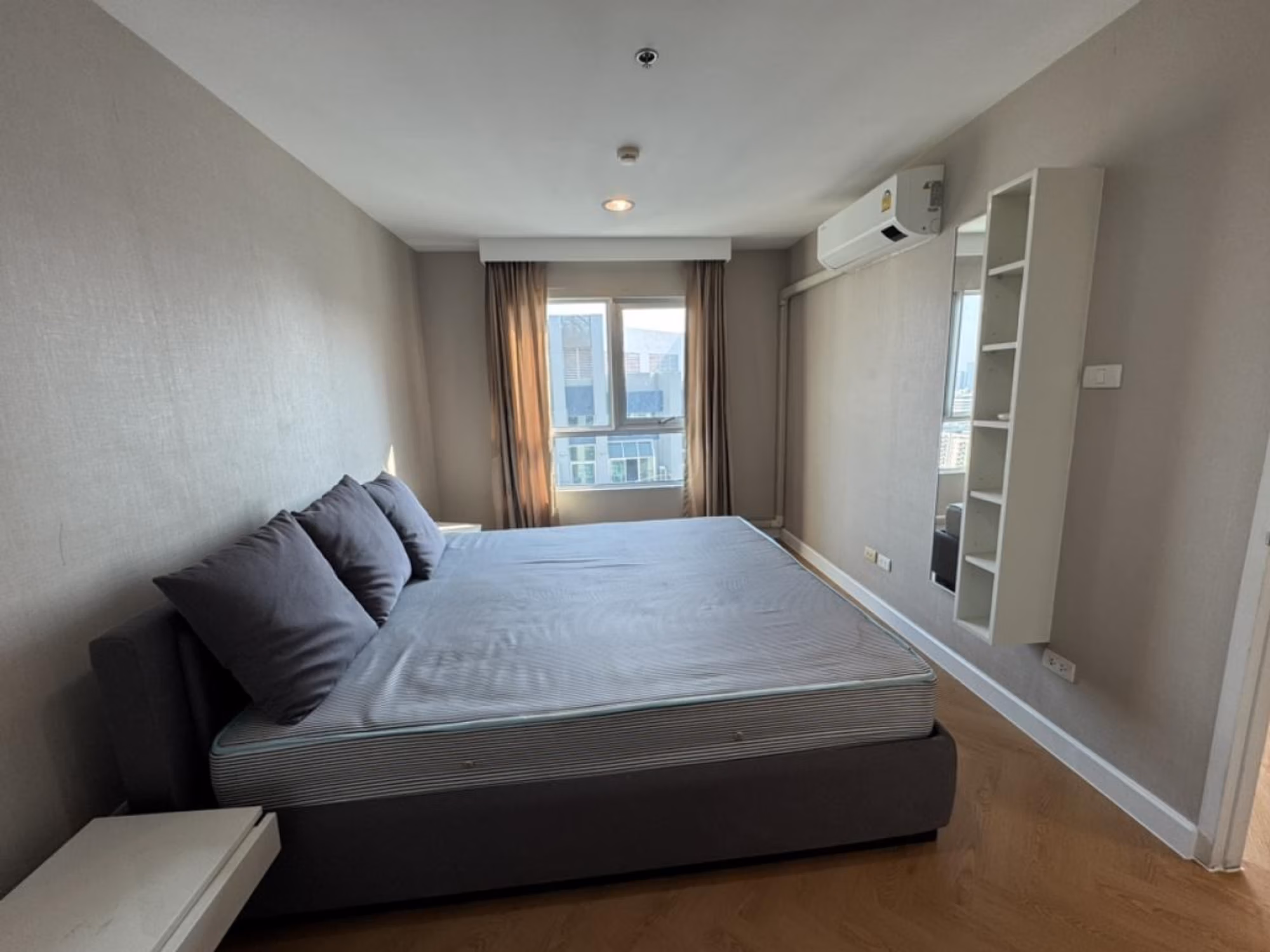 2 Bed Condo for Rent in Huai Khwang - Image 5