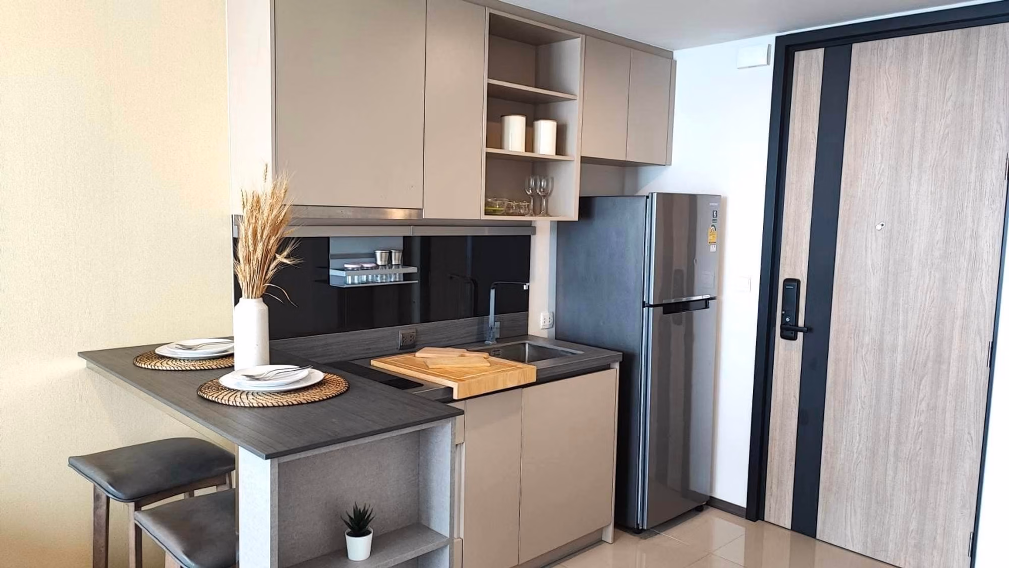 1 Bed Condo for Sale in Khlong Toei - Image 2