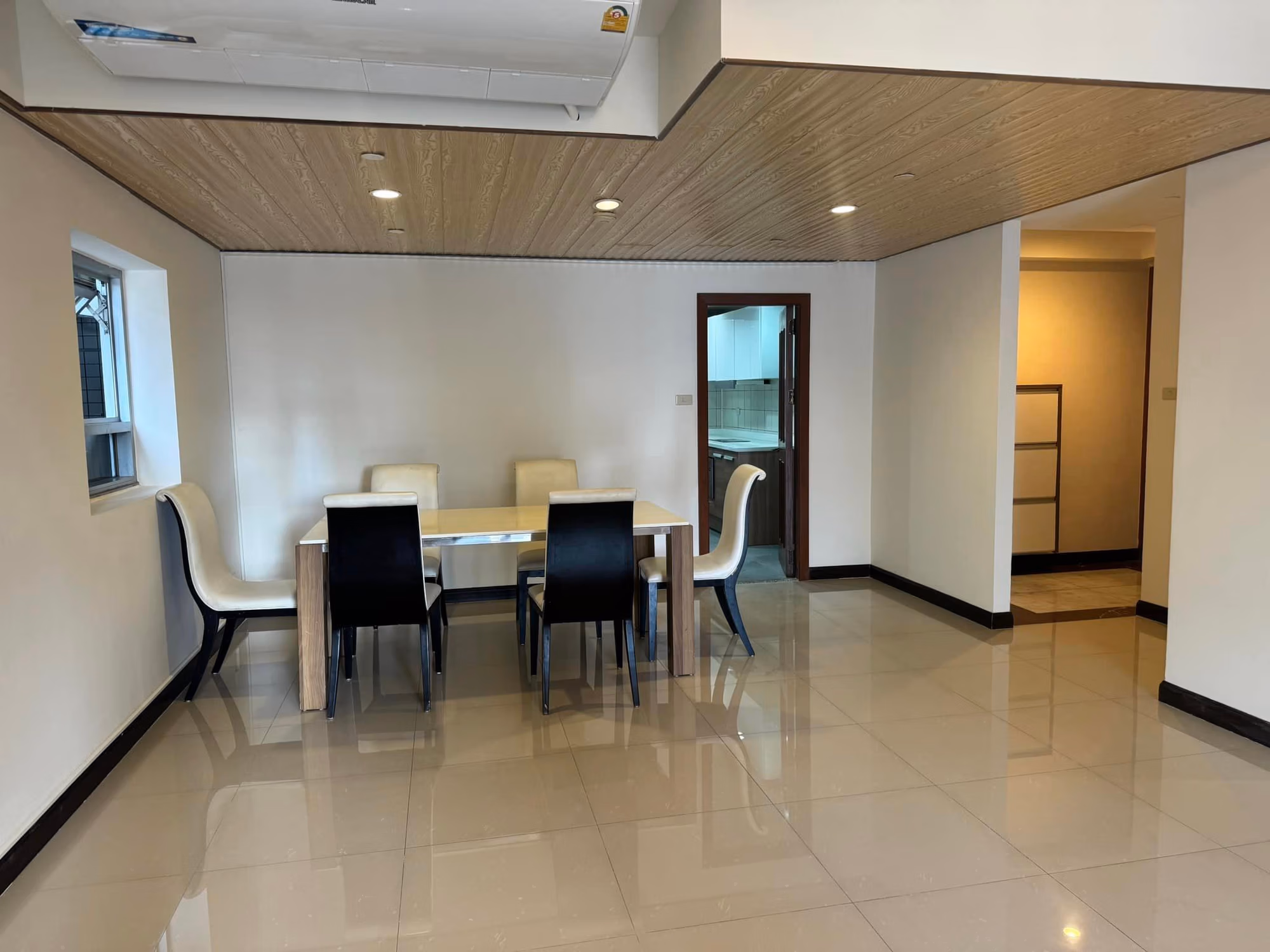 2 Bed Condo for Rent in Pathum Wan - Image 2