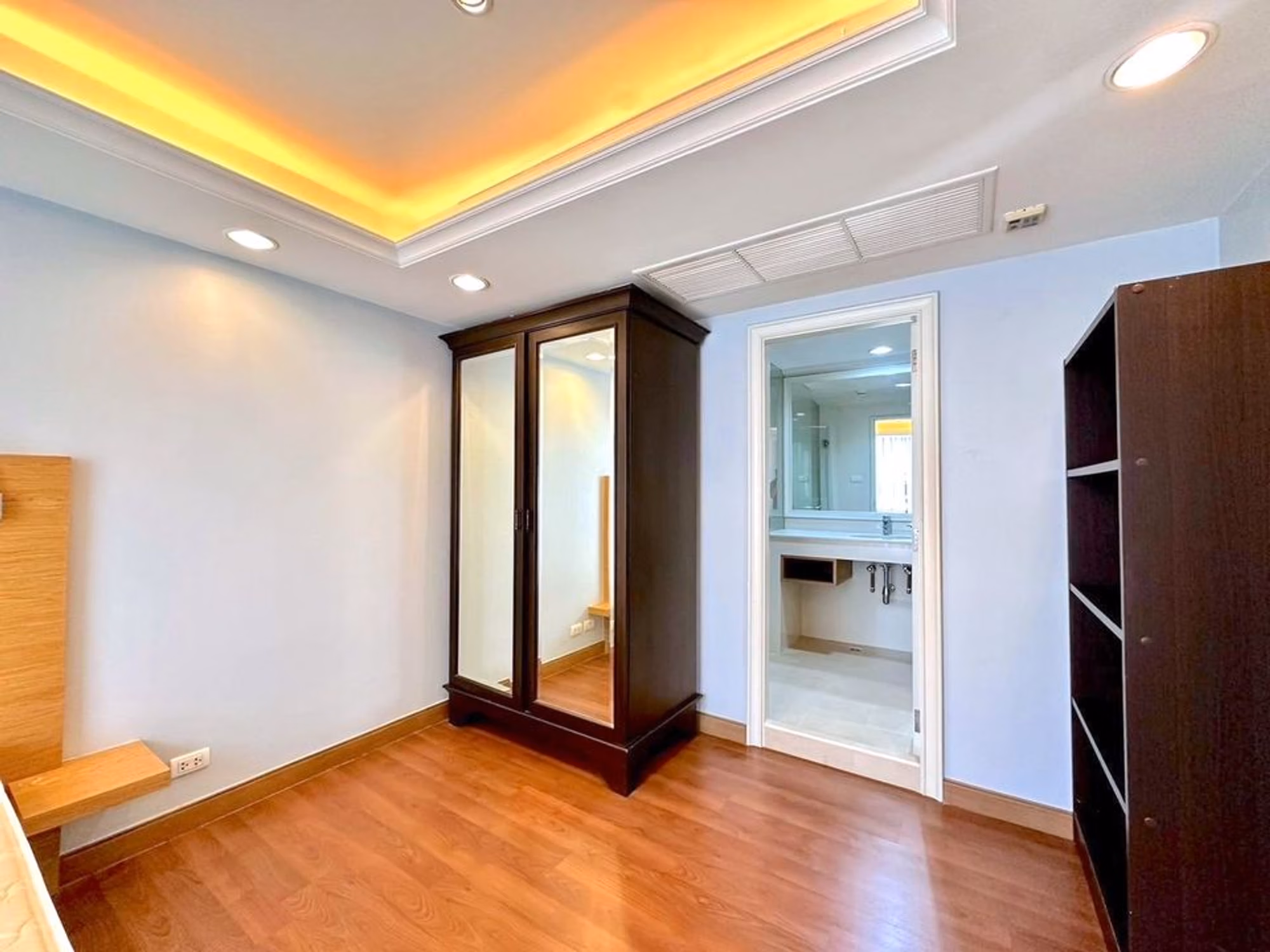 2 Bed Condo for Rent in Pathum Wan - Image 7