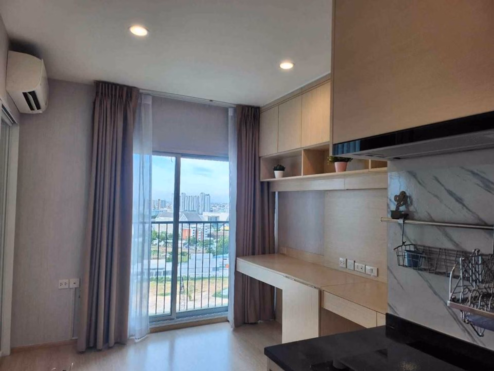 1 Bed Condo for Sale in Huai Khwang - Image 2