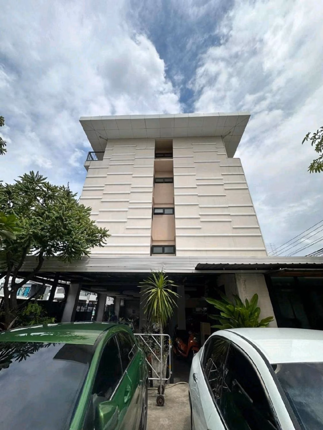 27 Bed Commercial for Rent in Watthana - Image 1