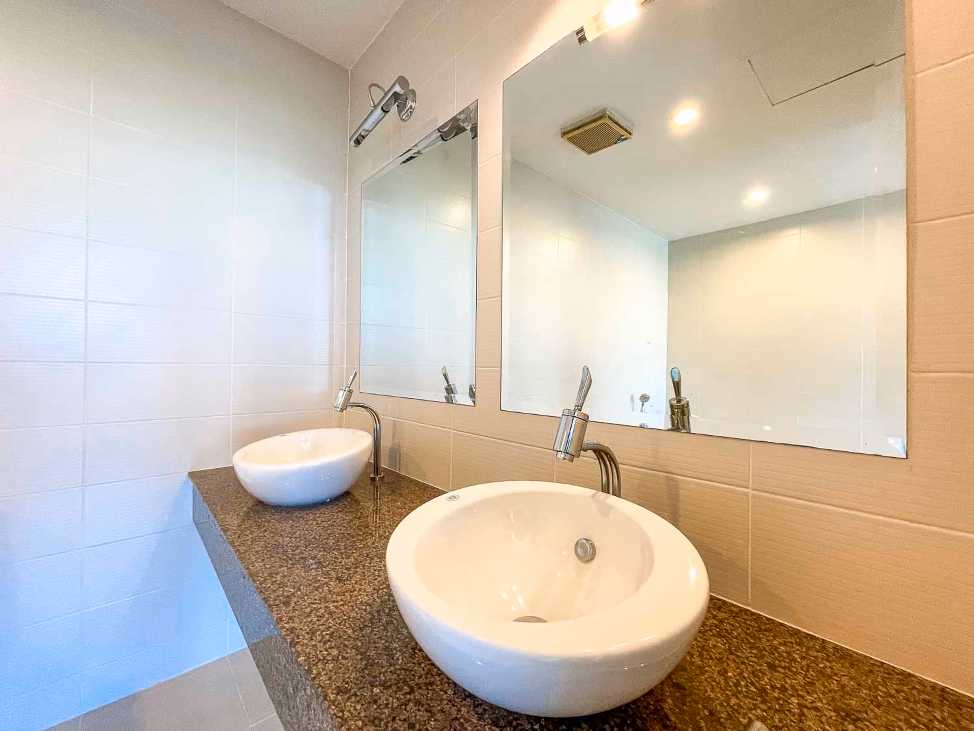 Unfurnished 4 Bed Condo w. Stunning Mountain View for Sale - Image 11