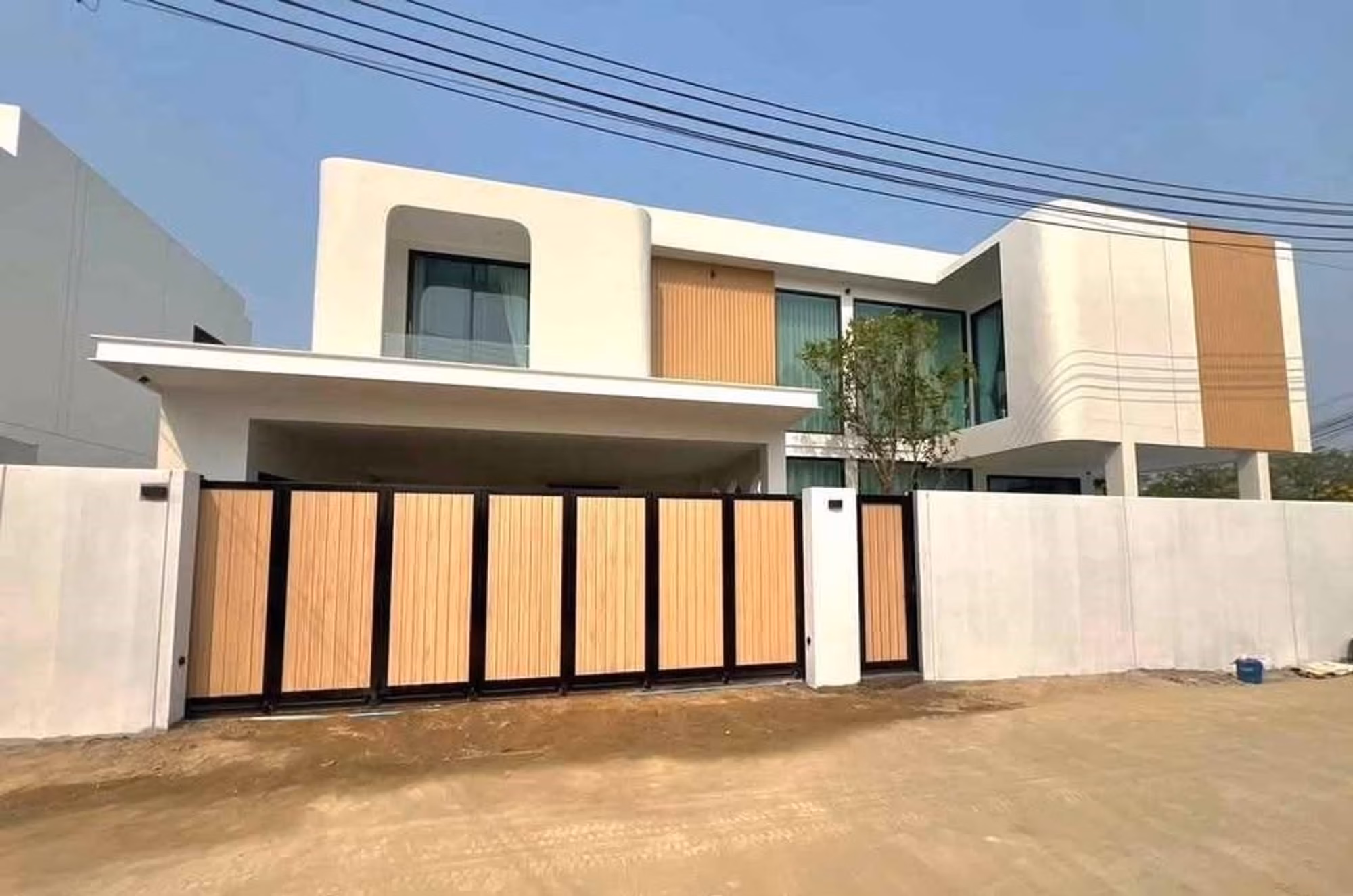 5 Bed House for Sale in Hang Dong District - Image 1