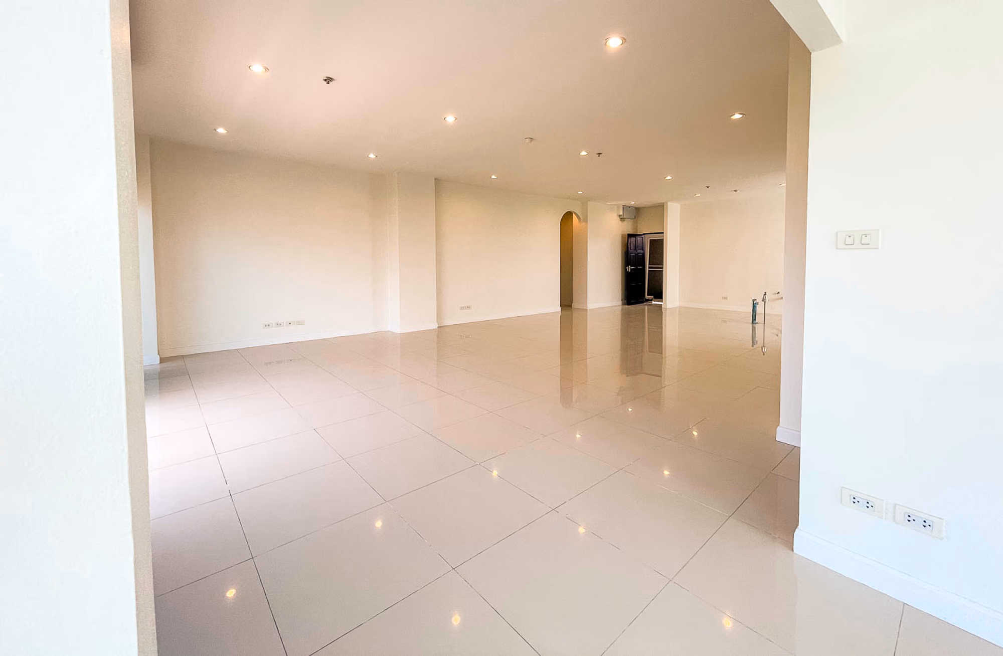 Unfurnished 4 Bed Condo w. Stunning Mountain View for Sale - Image 3