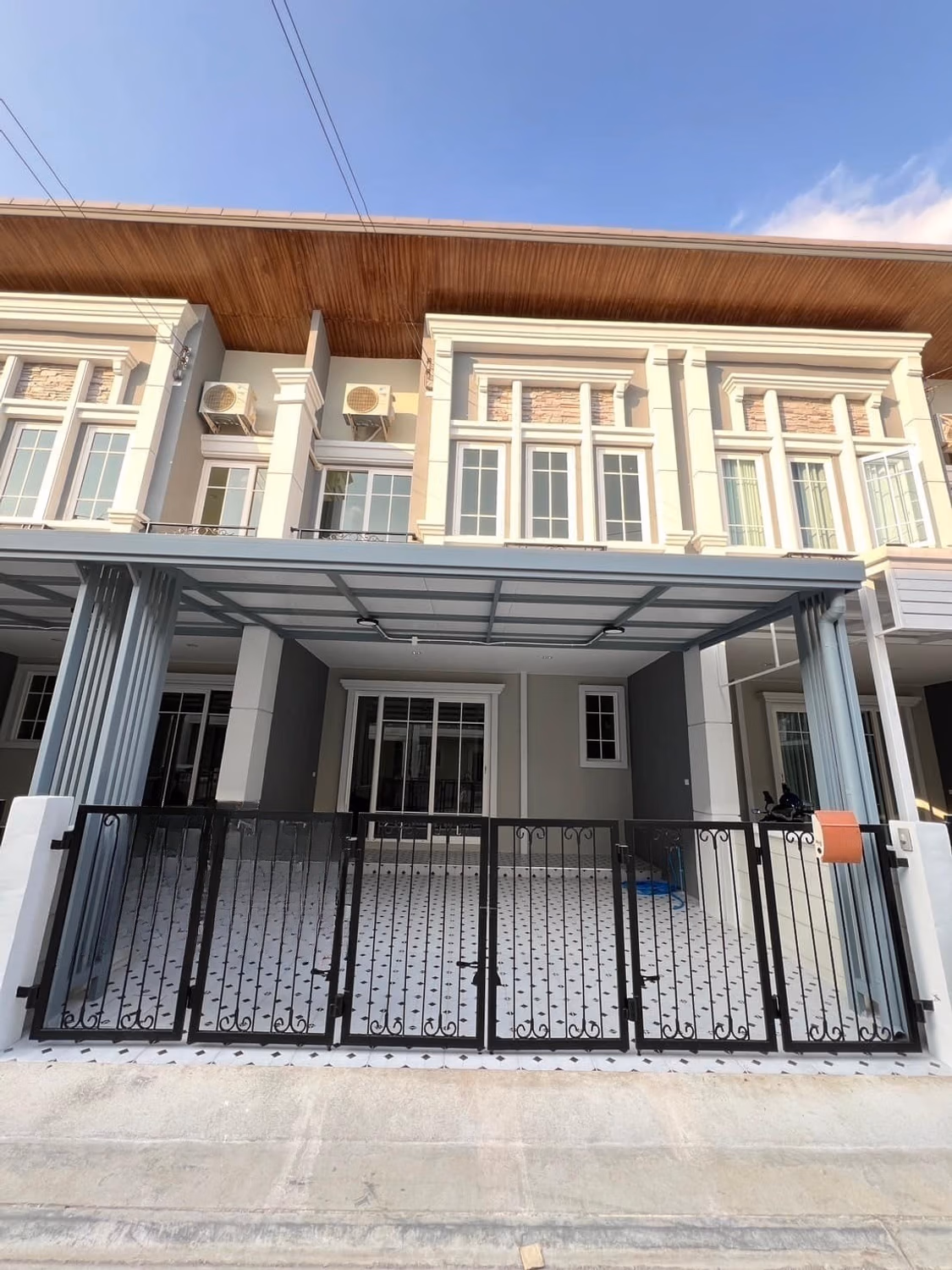 4 Bed Townhouse for Rent in Mueang Chiang Mai - Image 1