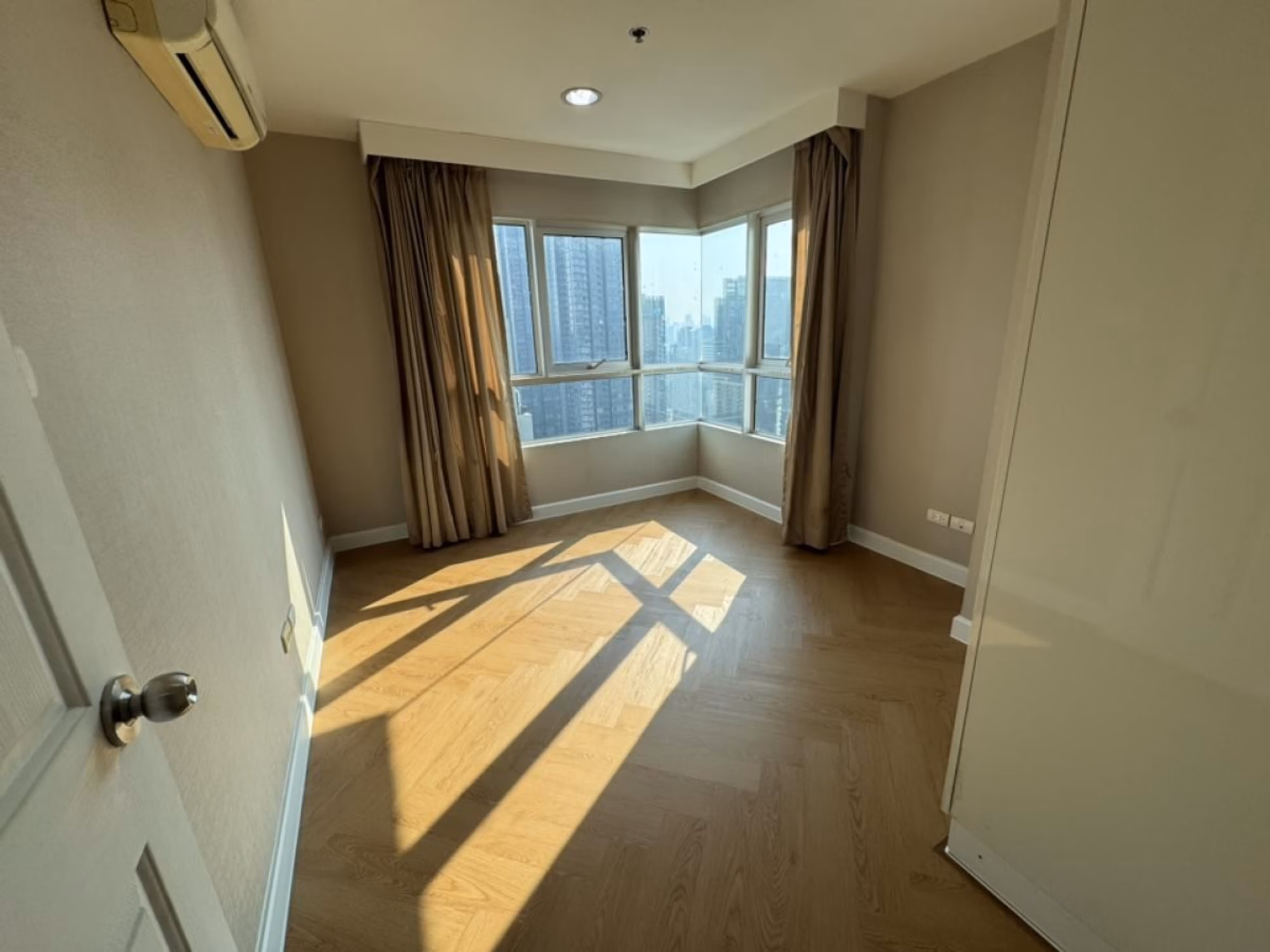 2 Bed Condo for Rent in Huai Khwang - Image 7