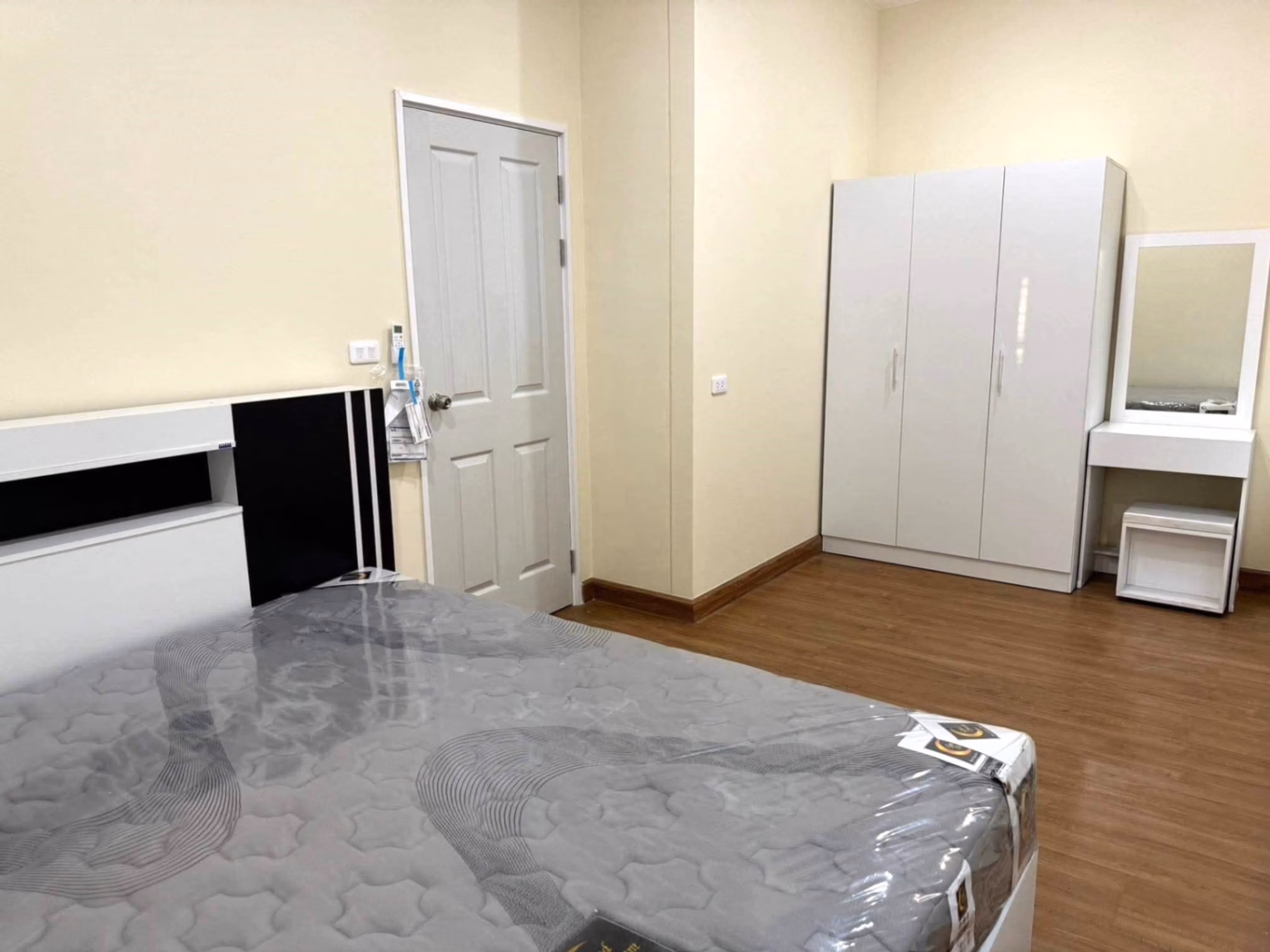 Townhouse for Rent at Golden Town RuamChok - Image 8