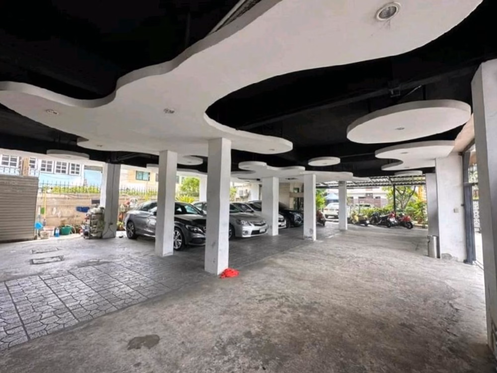 27 Bed Commercial for Rent in Watthana - Image 2