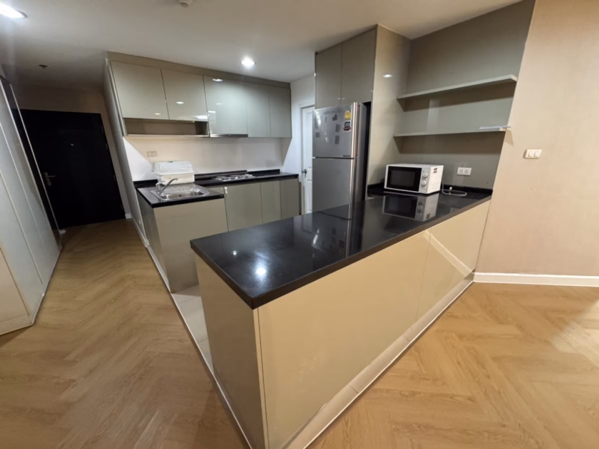 2 Bed Condo for Rent in Huai Khwang - Image 3