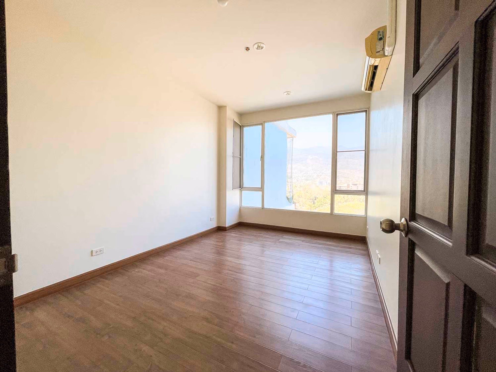 Unfurnished 4 Bed Condo w. Stunning Mountain View for Sale - Image 18