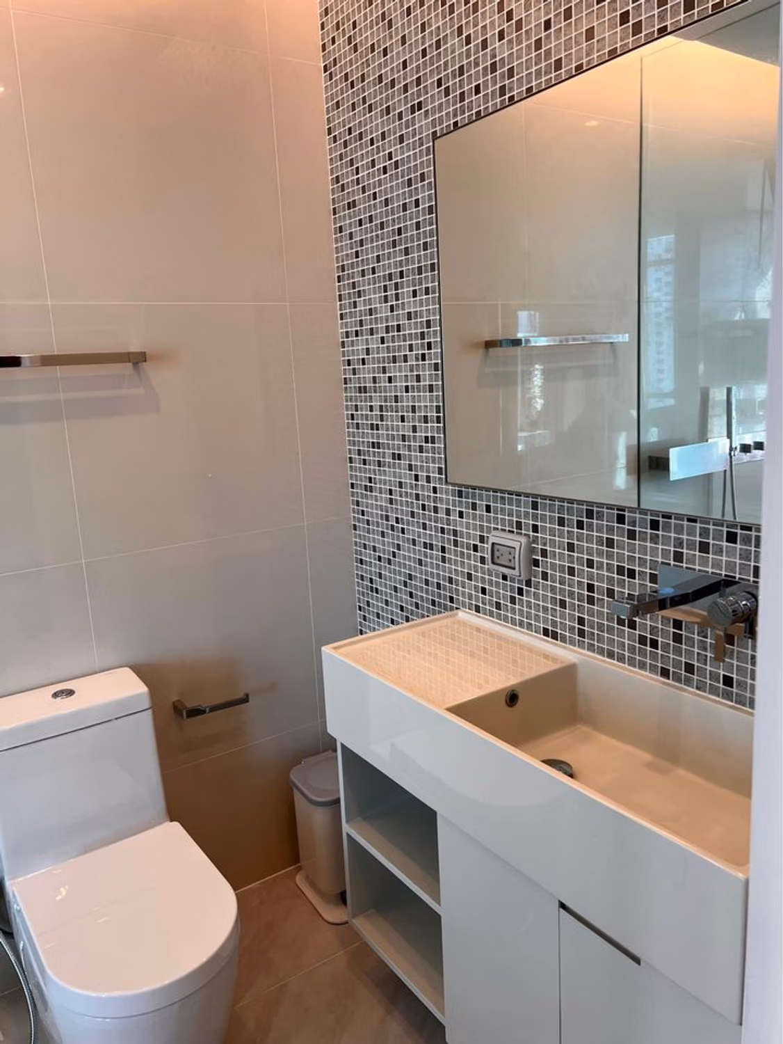 Condo for Rent at The Room Sukhumvit 21 - Image 6