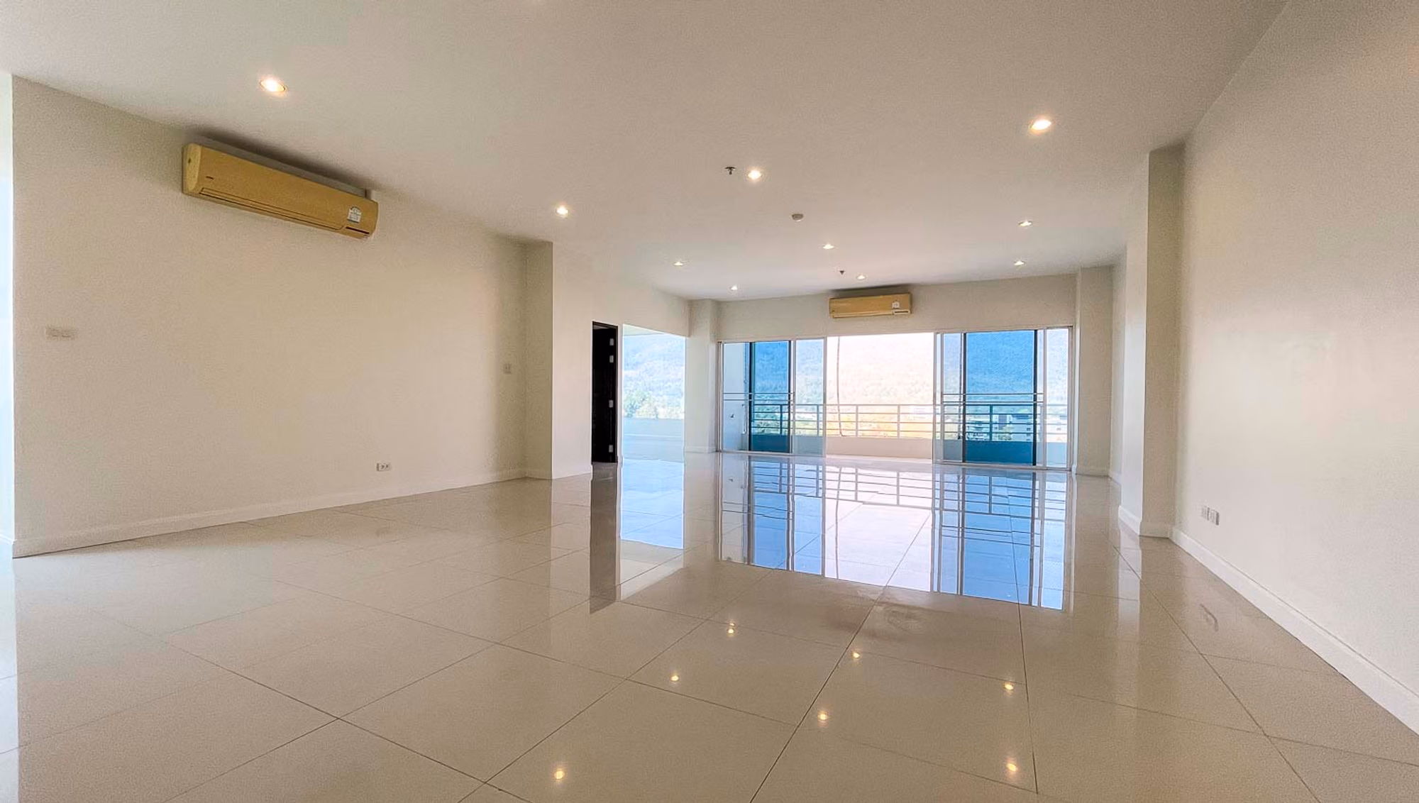 Unfurnished 4 Bed Condo w. Stunning Mountain View for Sale - Image 17
