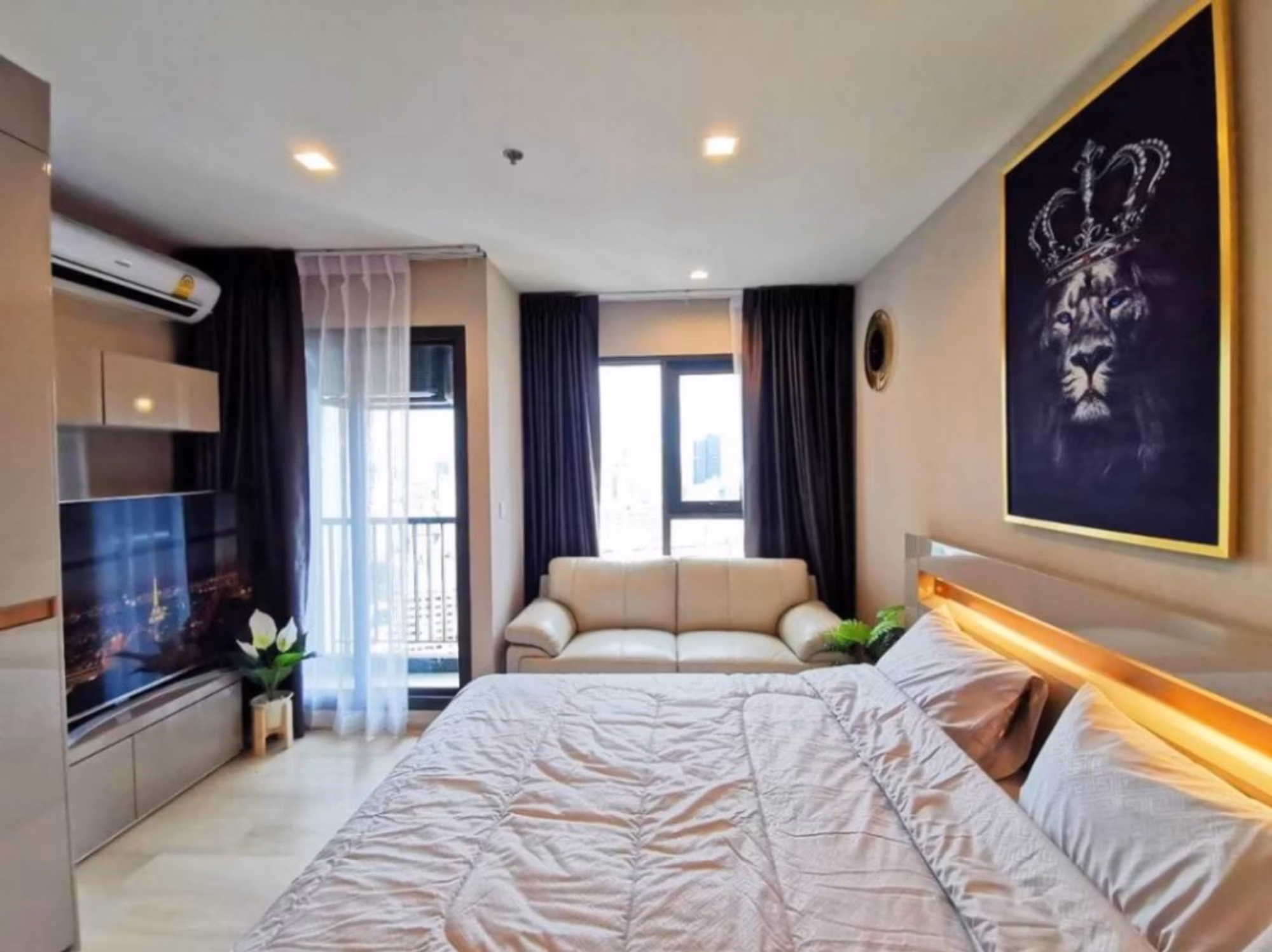 Studio Condo for Rent  Near Phloen Chit BTS - Image 1