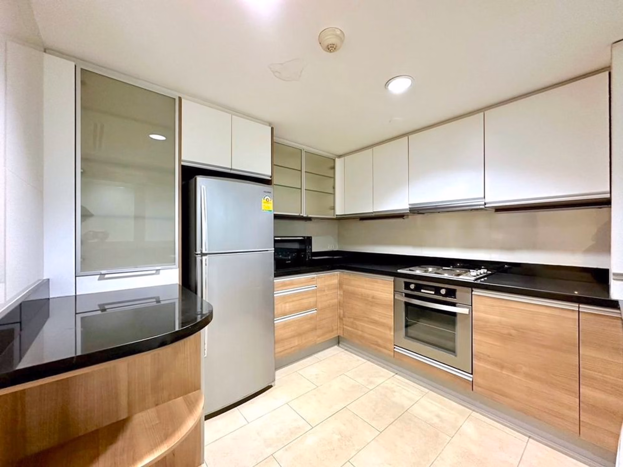 2 Bed Condo for Rent in Pathum Wan - Image 3